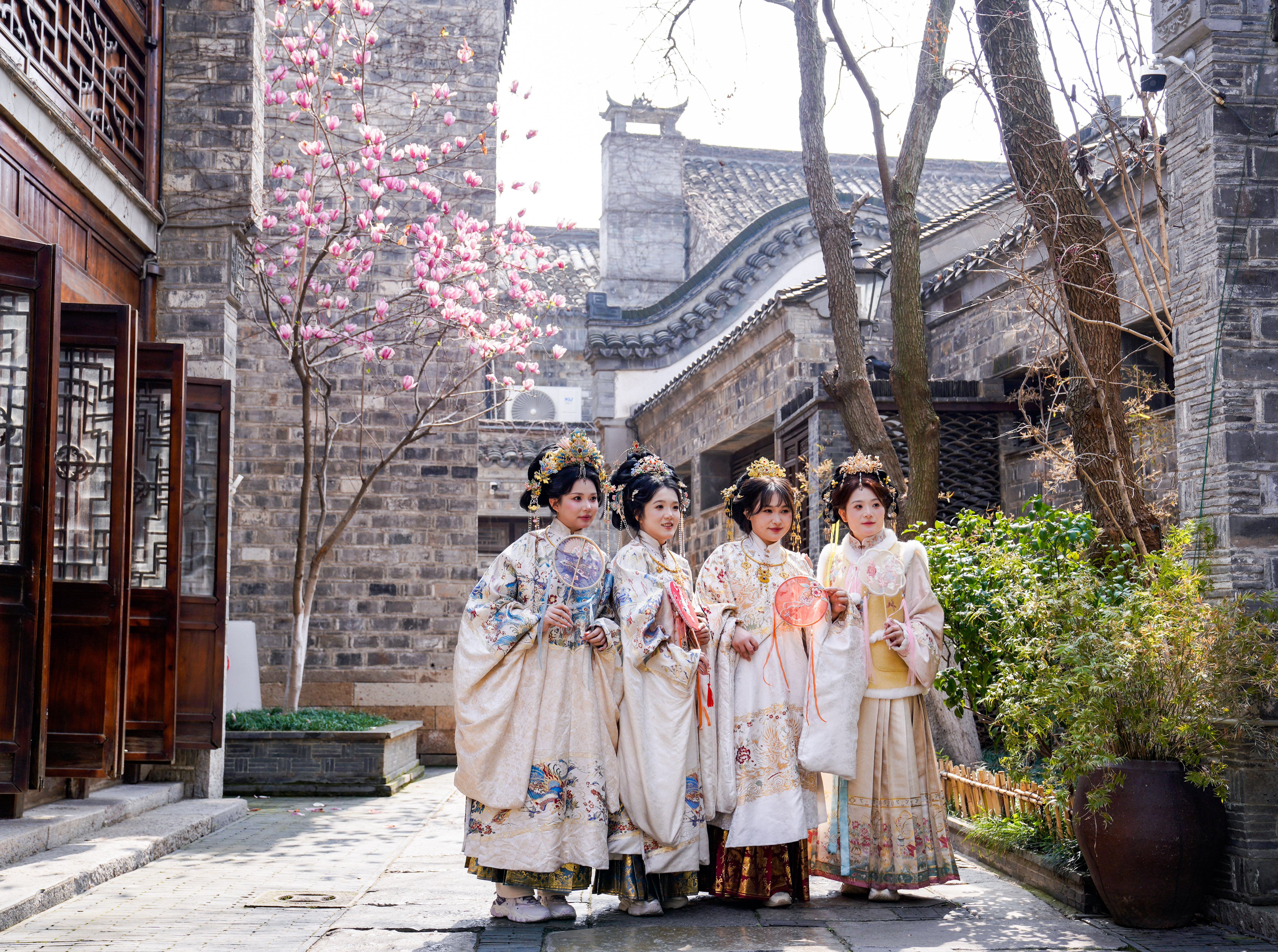 游客身穿汉服在景区内合影留念。南京日报/紫金山新闻记者 戚珂嘉 摄 游客身穿汉服在景区内合影留念。南京日报/紫金山新闻记者 戚珂嘉 摄