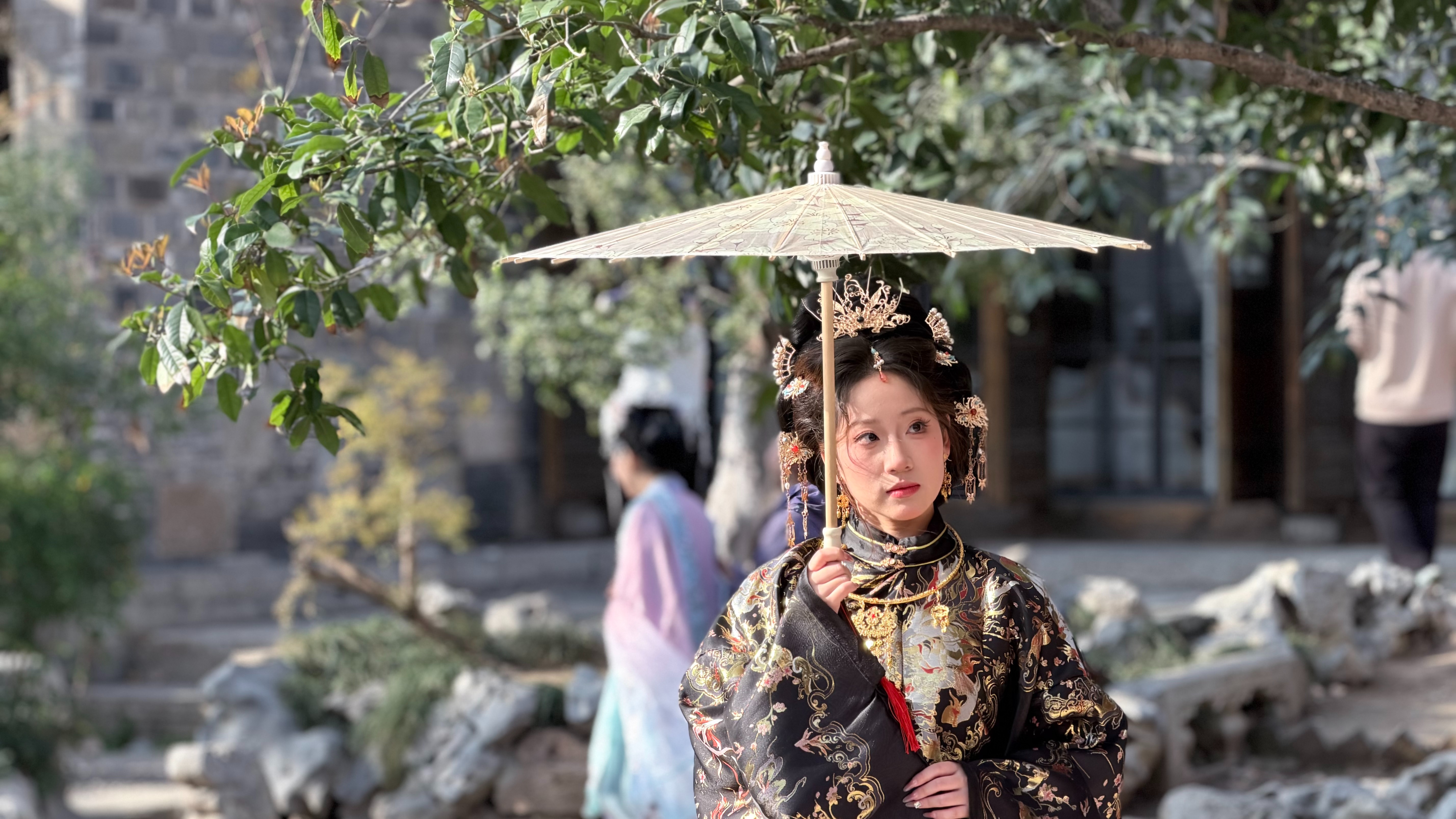 汉服爱好者在老门东景区拍照。 南京日报/紫金山新闻记者 周容璇 摄