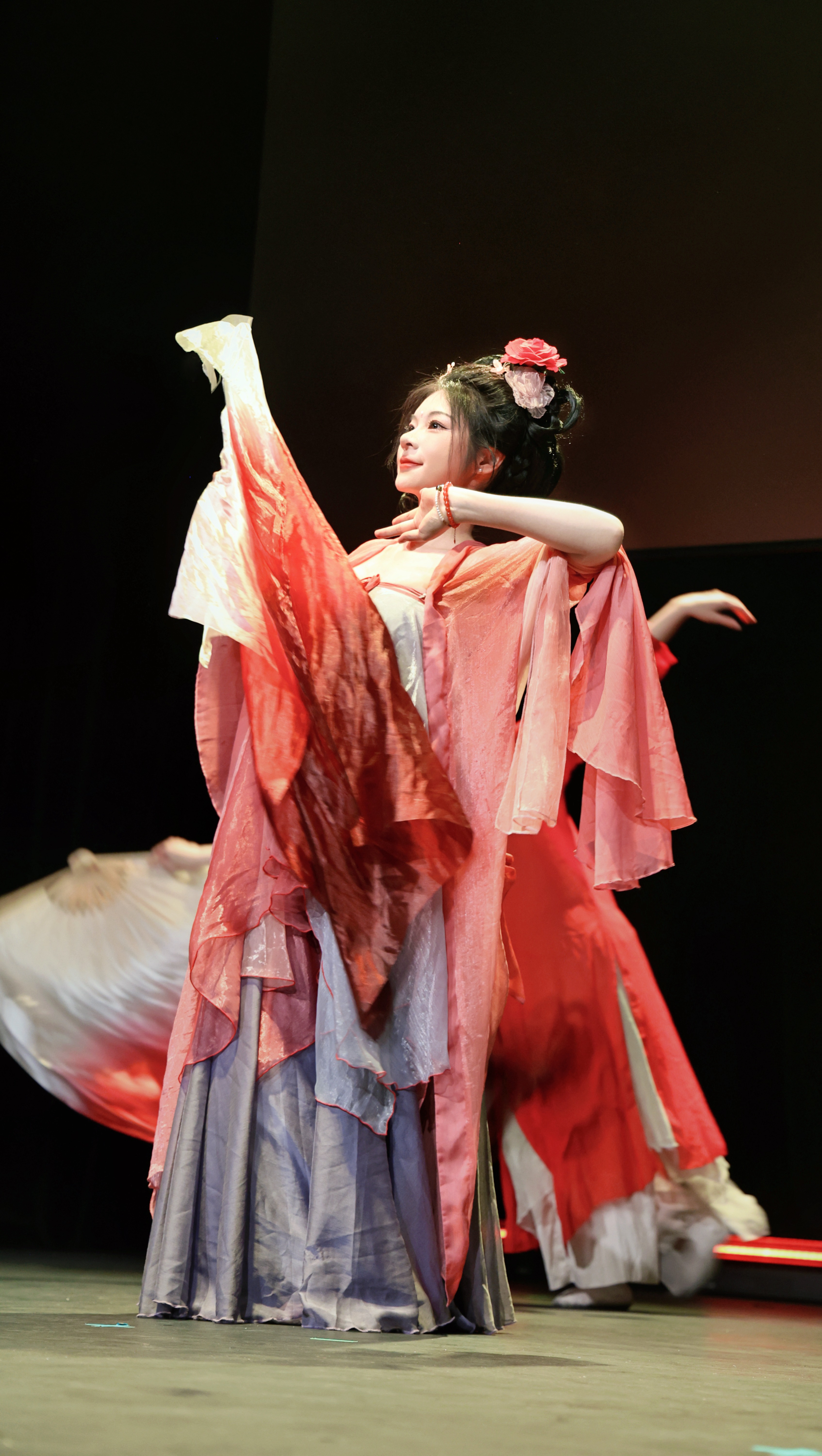 “华梦泽”同袍在英国伯明翰春晚舞台表演。受访者供图