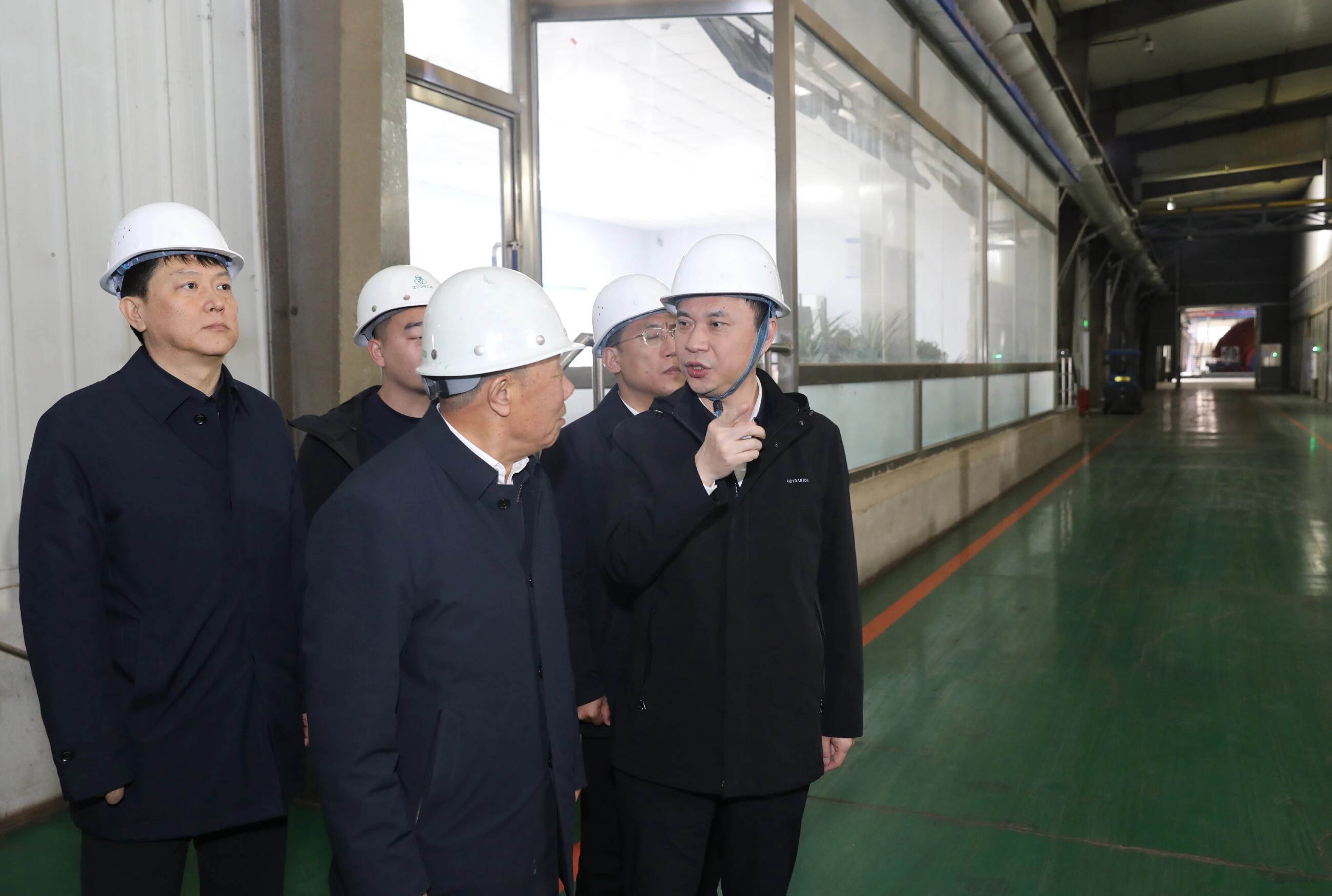 吴开华察看辽宁中元森世特木业科技有限公司生产运行、绿色发展等情况。