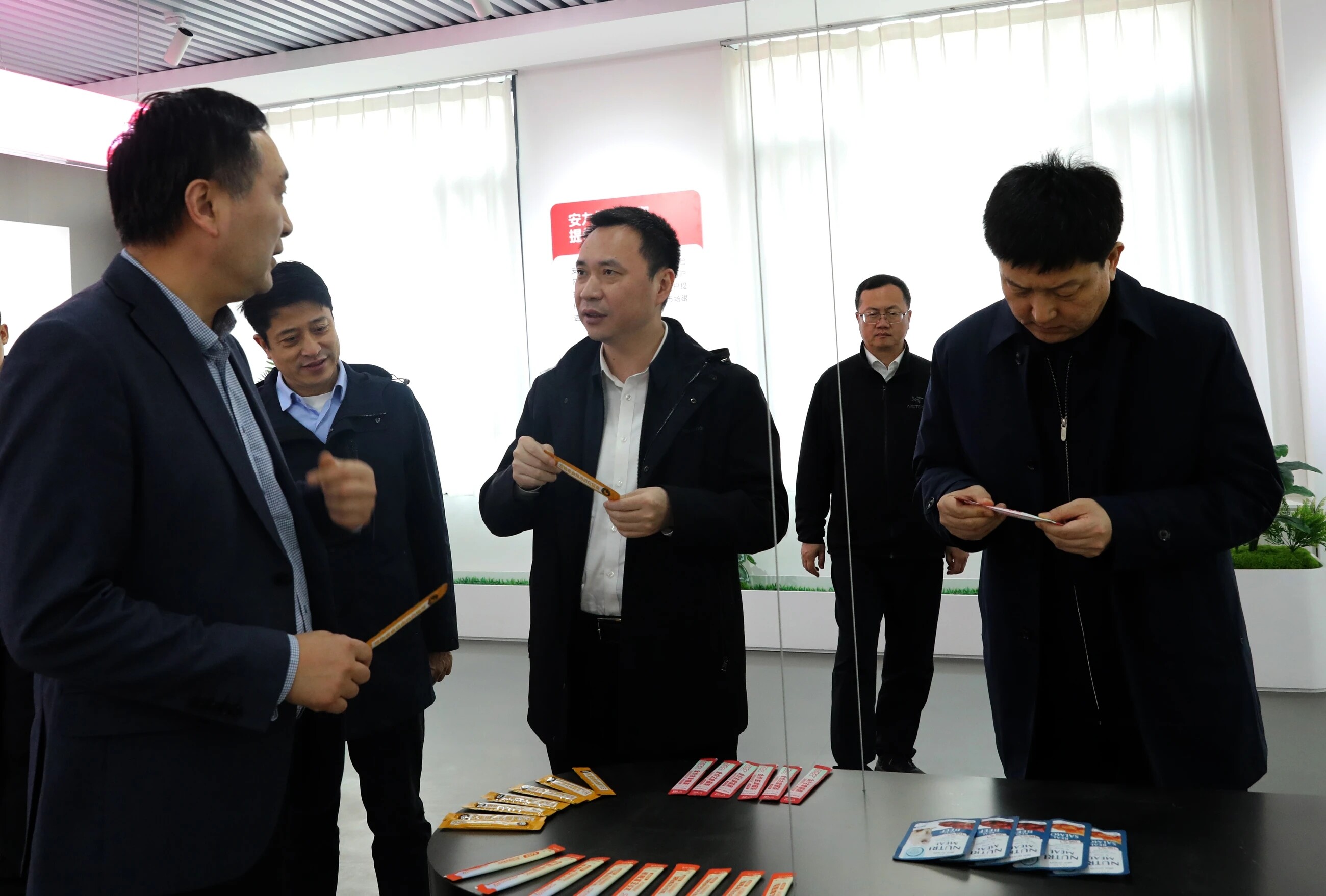 吴开华实地察看辽宁安九动物营养食品有限公司产线建设运行。