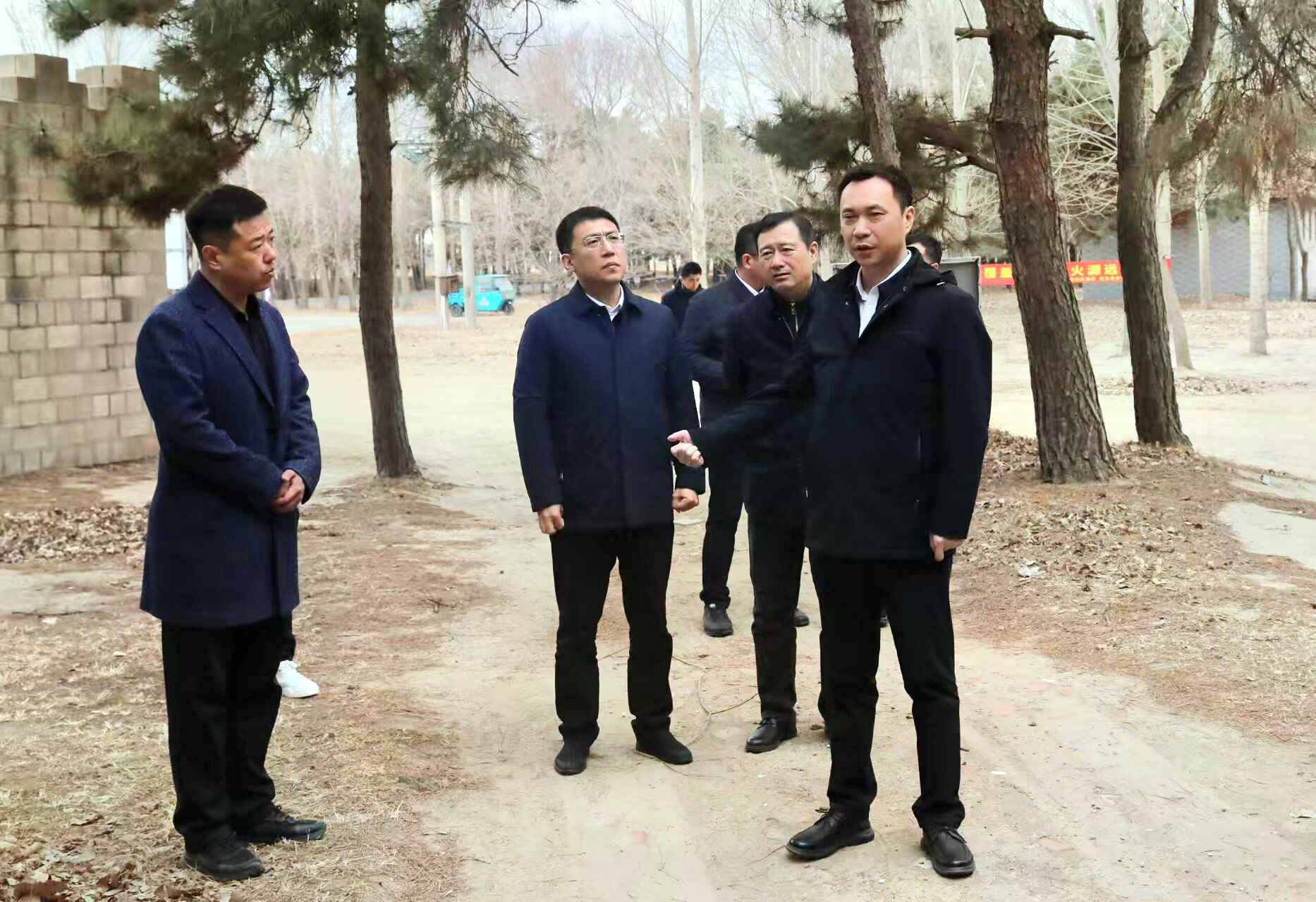 吴开华察看台安县西平林场林区管护、森林防火与生态修复工作情况。