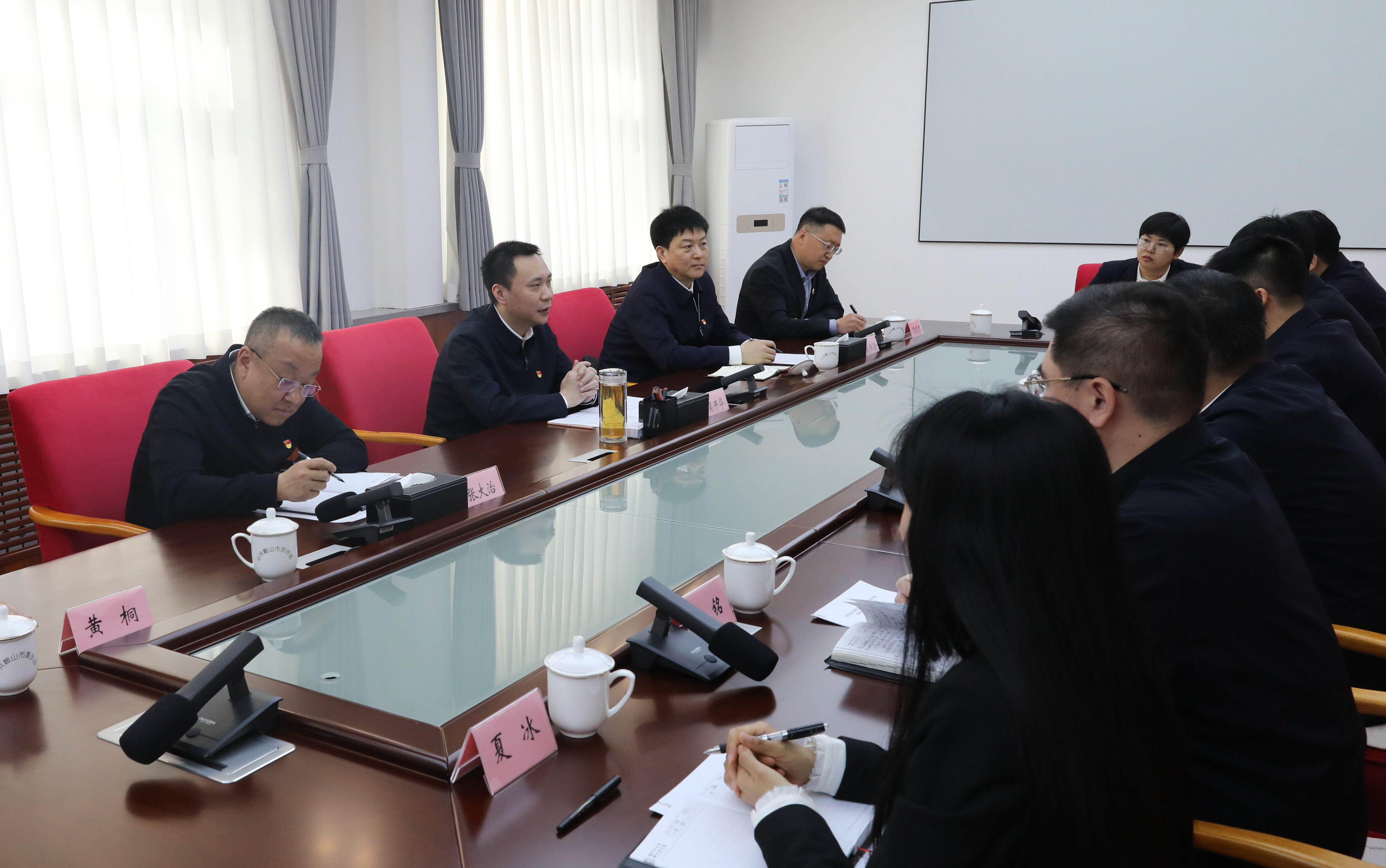 吴开华参加市委办公室综合一科党支部组织生活会。 吴开华参加市委办公室综合一科党支部组织生活会。