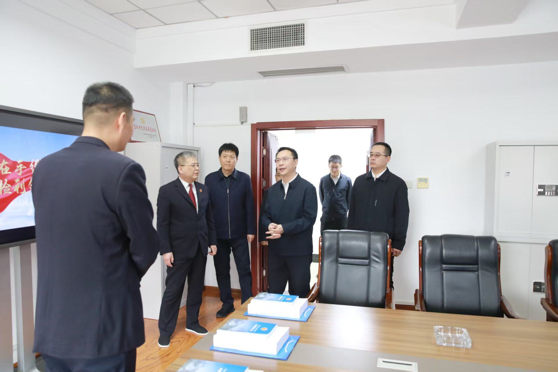 吴开华到市人民检察院调研。