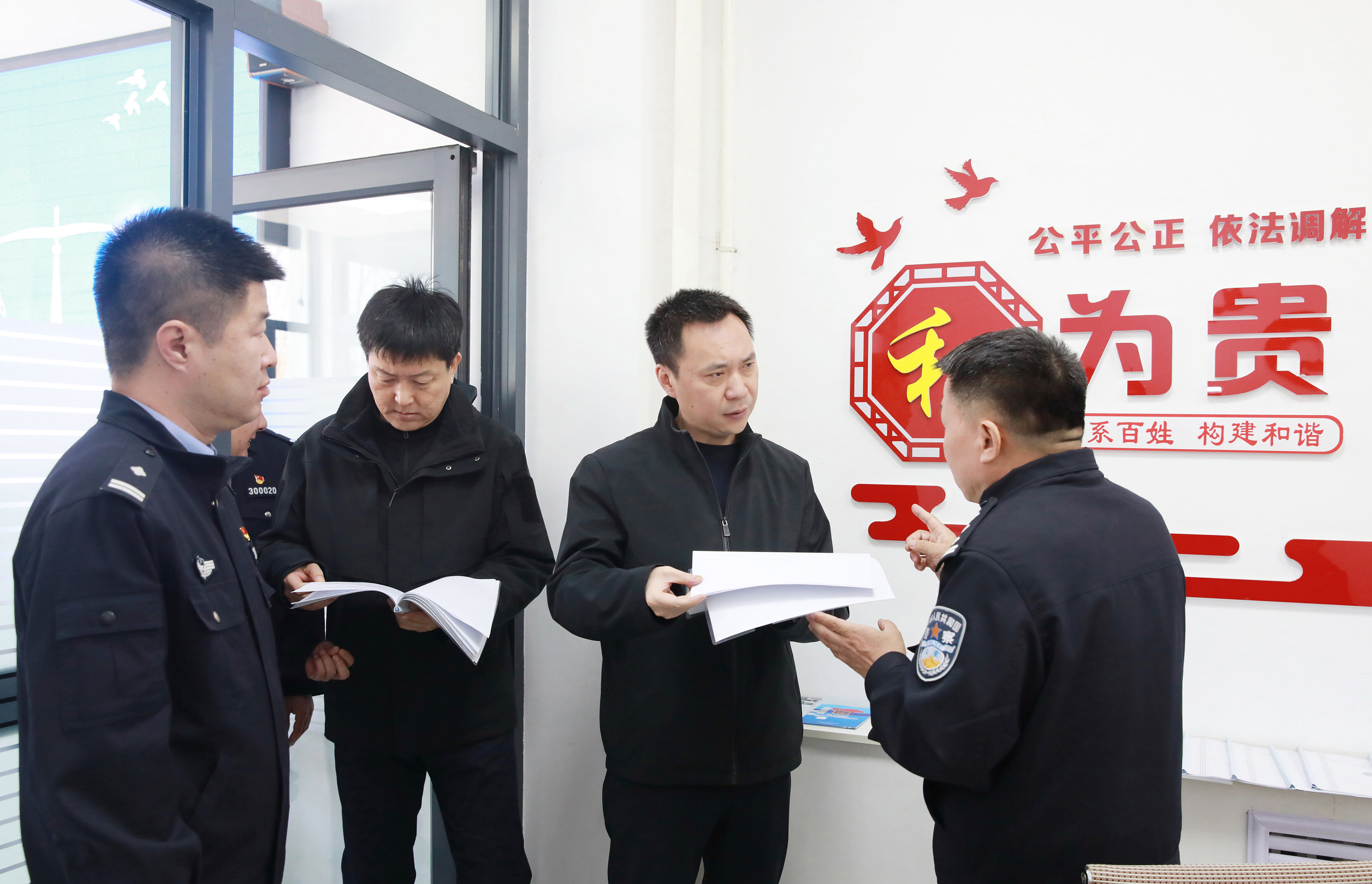 吴开华到千山公安分局汤岗子派出所,详细询问社会治安防控、服务辖区居民、矛盾纠纷排查化解等情况。 吴开华到千山公安分局汤岗子派出所,详细询问社会治安防控、服务辖区居民、矛盾纠纷排查化解等情况。