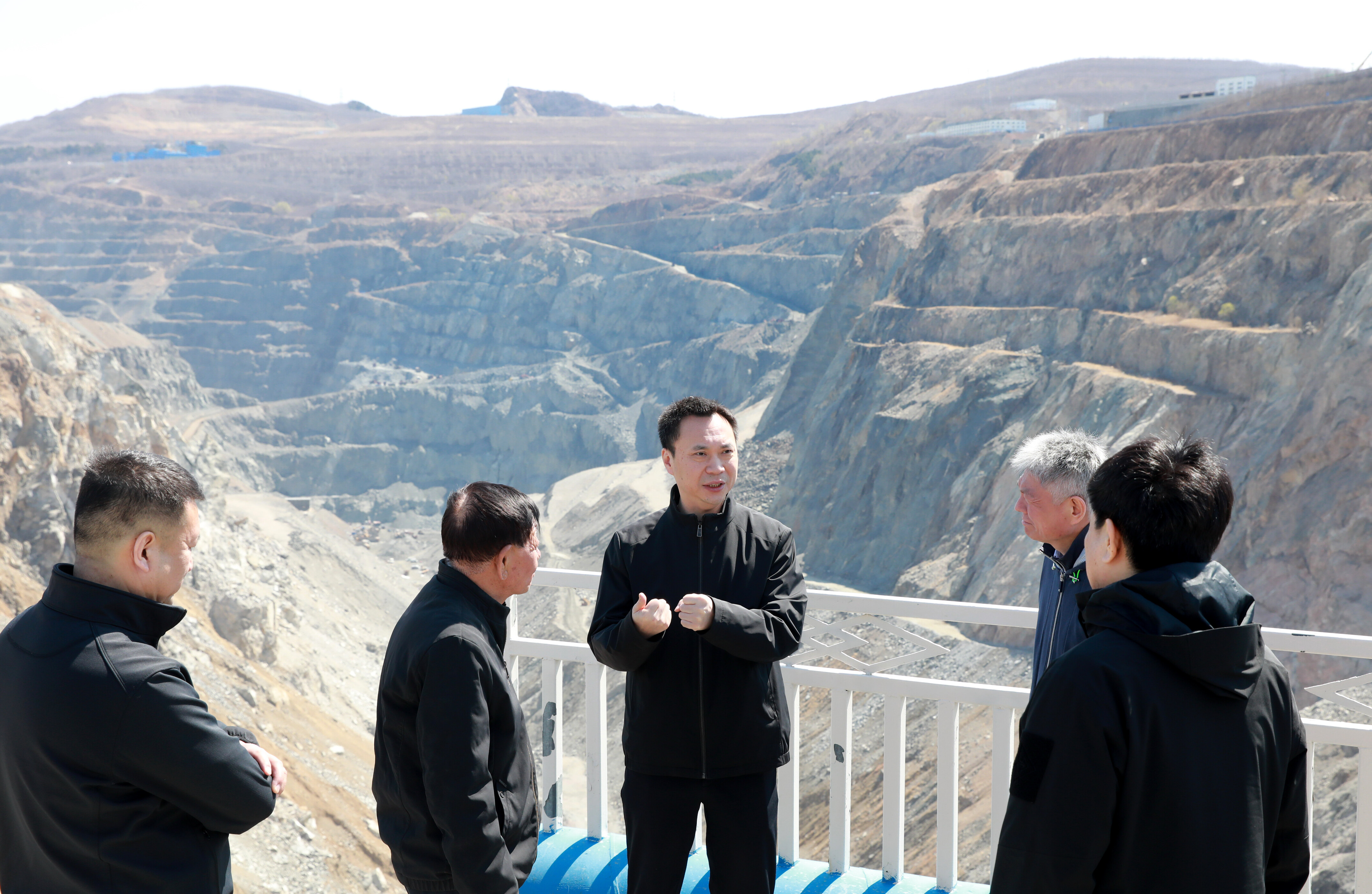 吴开华到后英集团鞍山活龙矿业公司,全面了解企业生产经营、技术创新、安全生产及发展过程中面临的难题。 吴开华到后英集团鞍山活龙矿业公司,全面了解企业生产经营、技术创新、安全生产及发展过程中面临的难题。