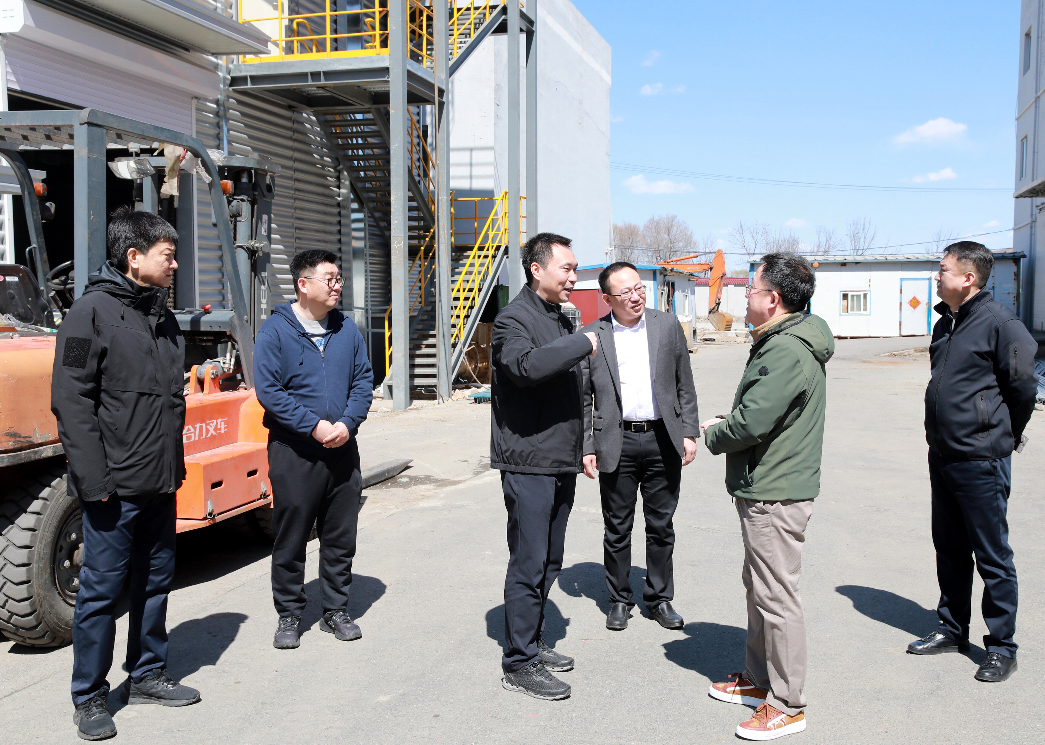 吴开华到辽宁海华科技股份有限公司,全面了解企业生产经营、技术创新、安全生产及发展过程中面临的难题。 吴开华到辽宁海华科技股份有限公司,全面了解企业生产经营、技术创新、安全生产及发展过程中面临的难题。