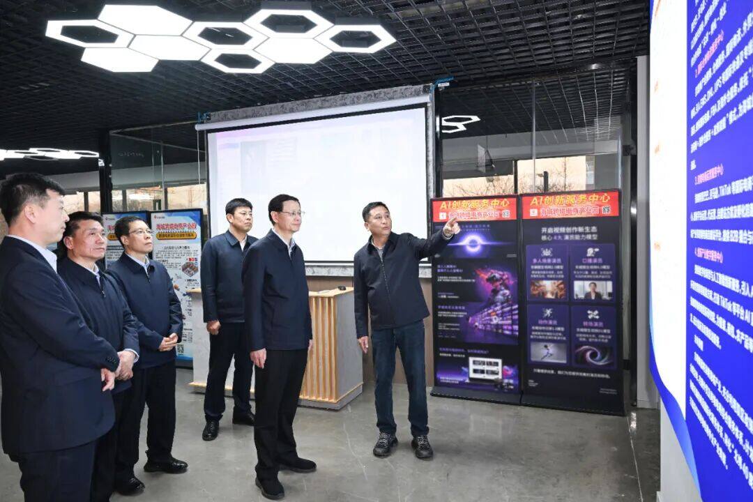 省委书记许昆林在西柳电子商务产业园了解外贸服务功能等情况。