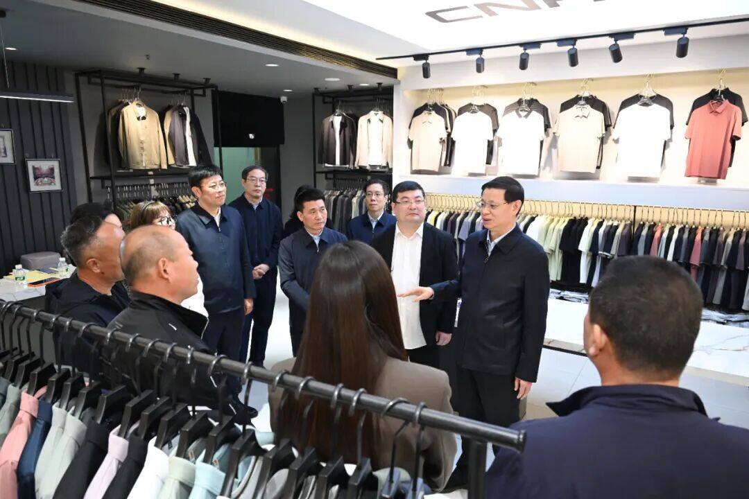 省委书记许昆林来到西柳中国商贸城,与商铺经营者深入交流。