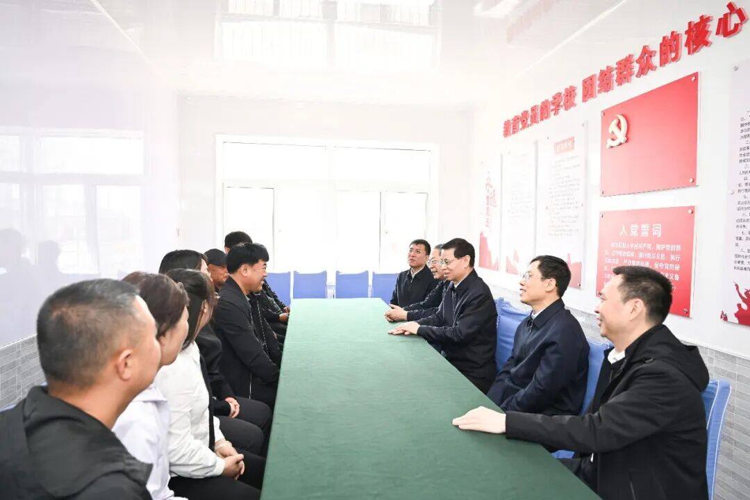 省委书记许昆林在台安县台东街道高屯村与村干部、党员群众代表座谈交流。