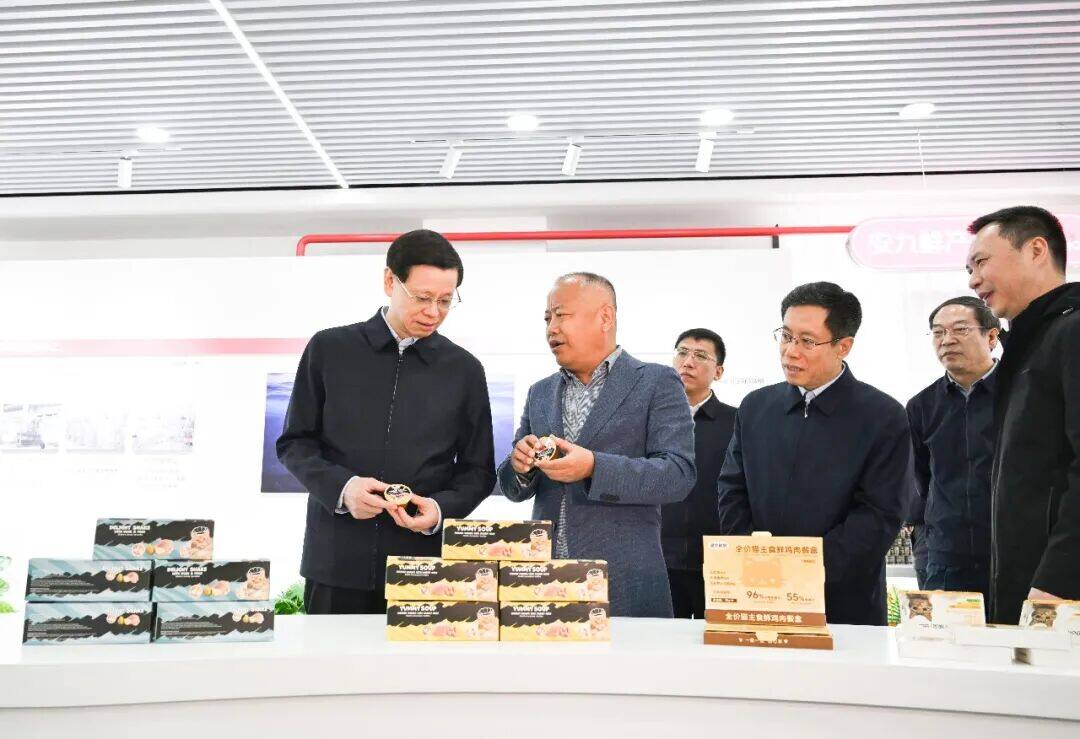 省委书记许昆林来到辽宁安九动物营养食品有限公司察看产品种类、生产技术。