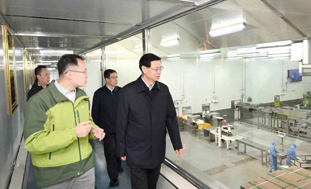 省委书记许昆林在辽宁安井食品有限公司参观生产线。