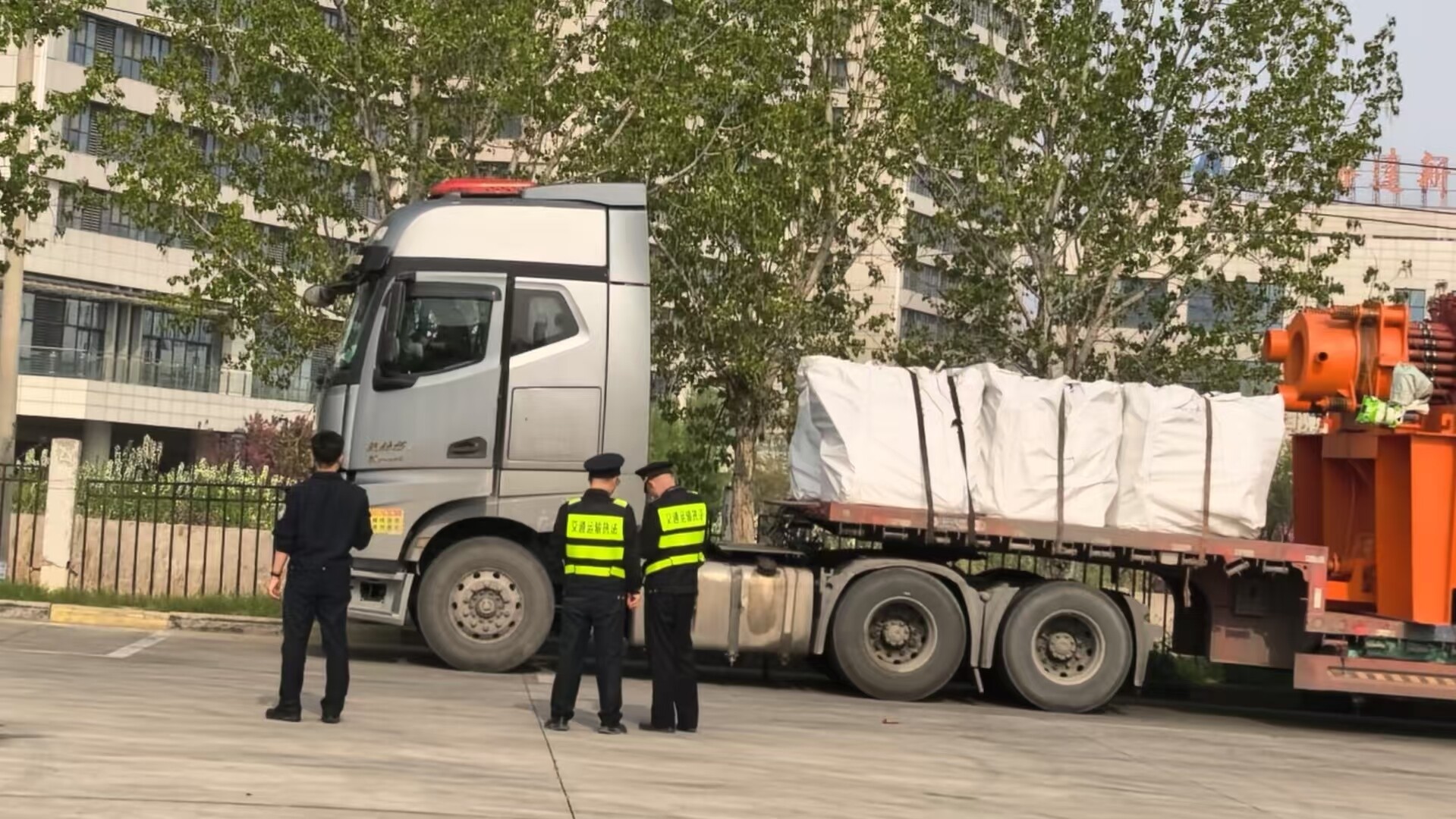 闯关货车被成功拦截