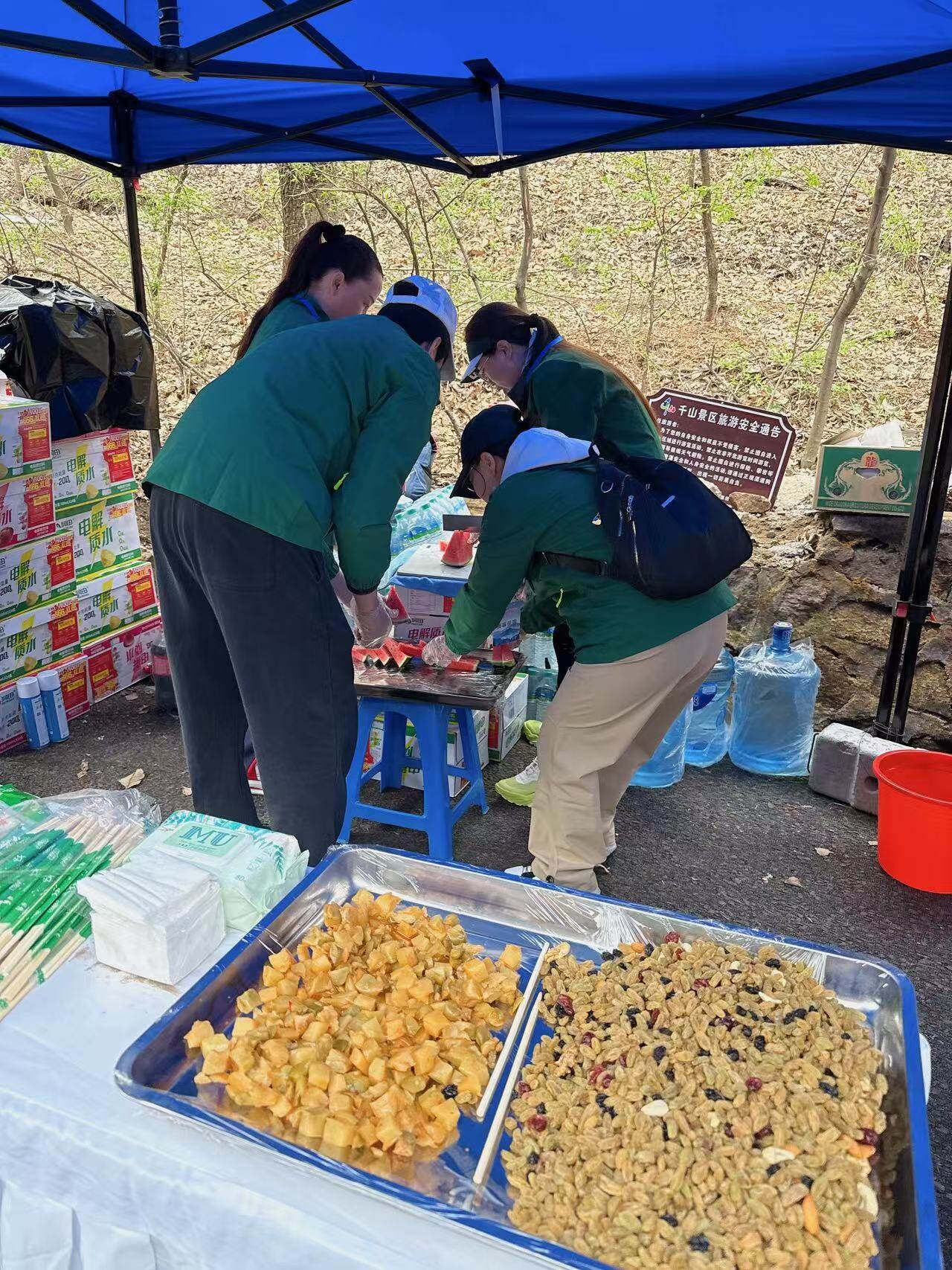 补给点位志愿者为赛事保驾护航