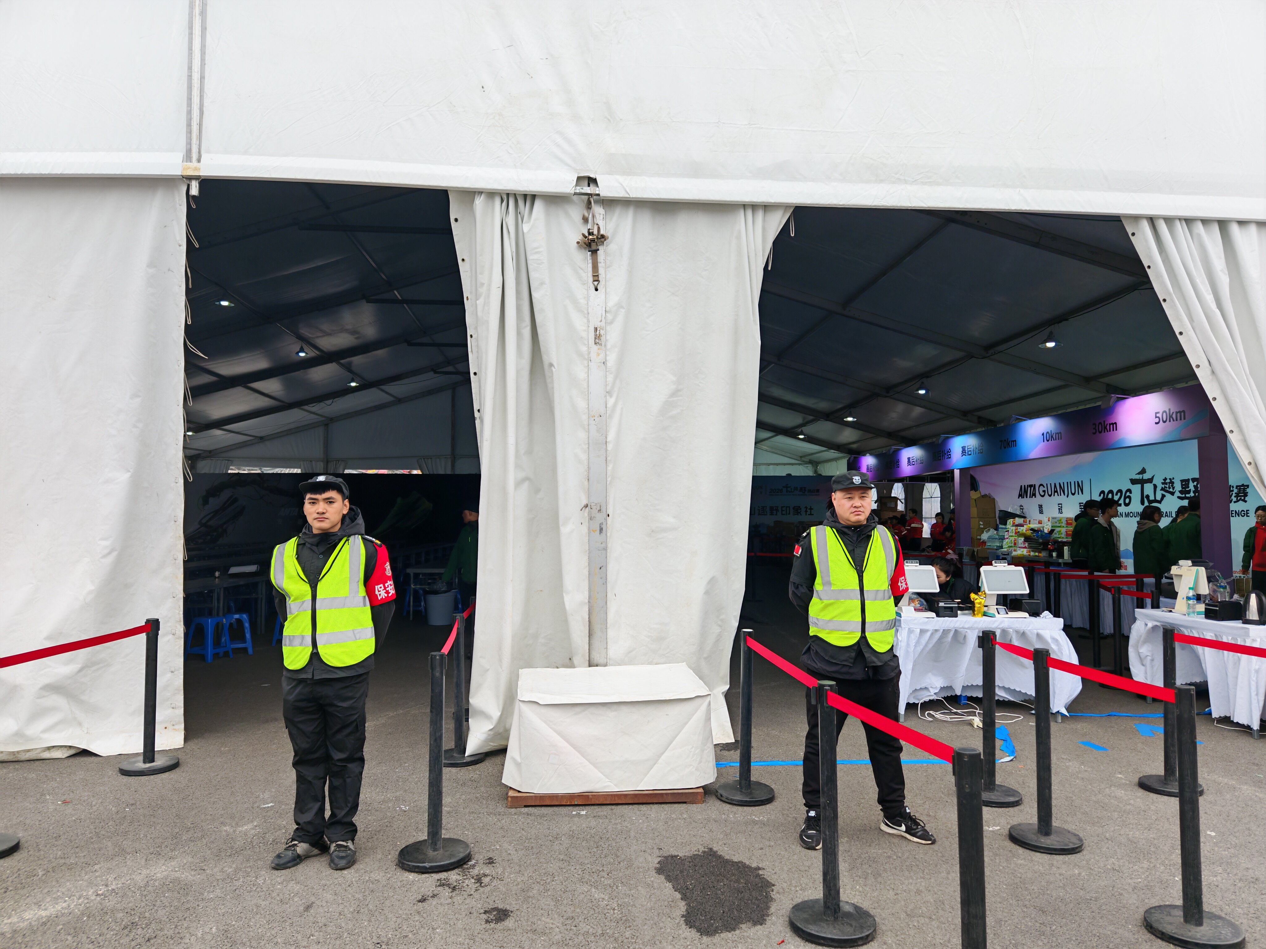 志愿者为赛事保驾护航