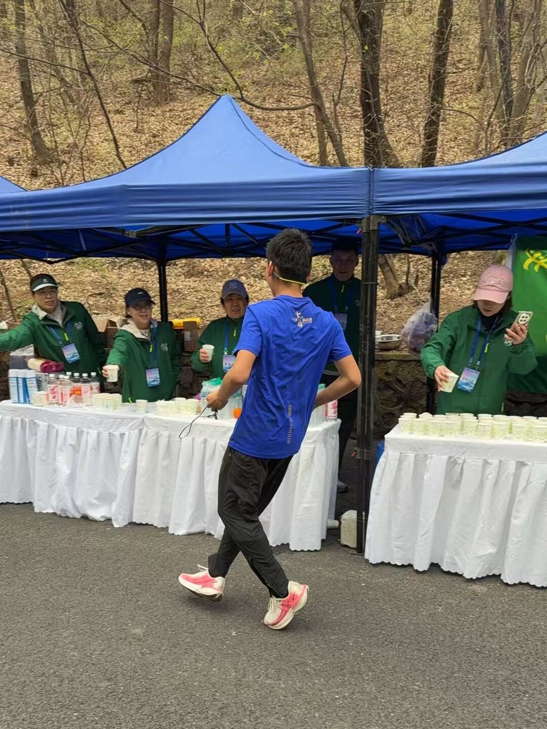 补给点位志愿者为赛事保驾护航