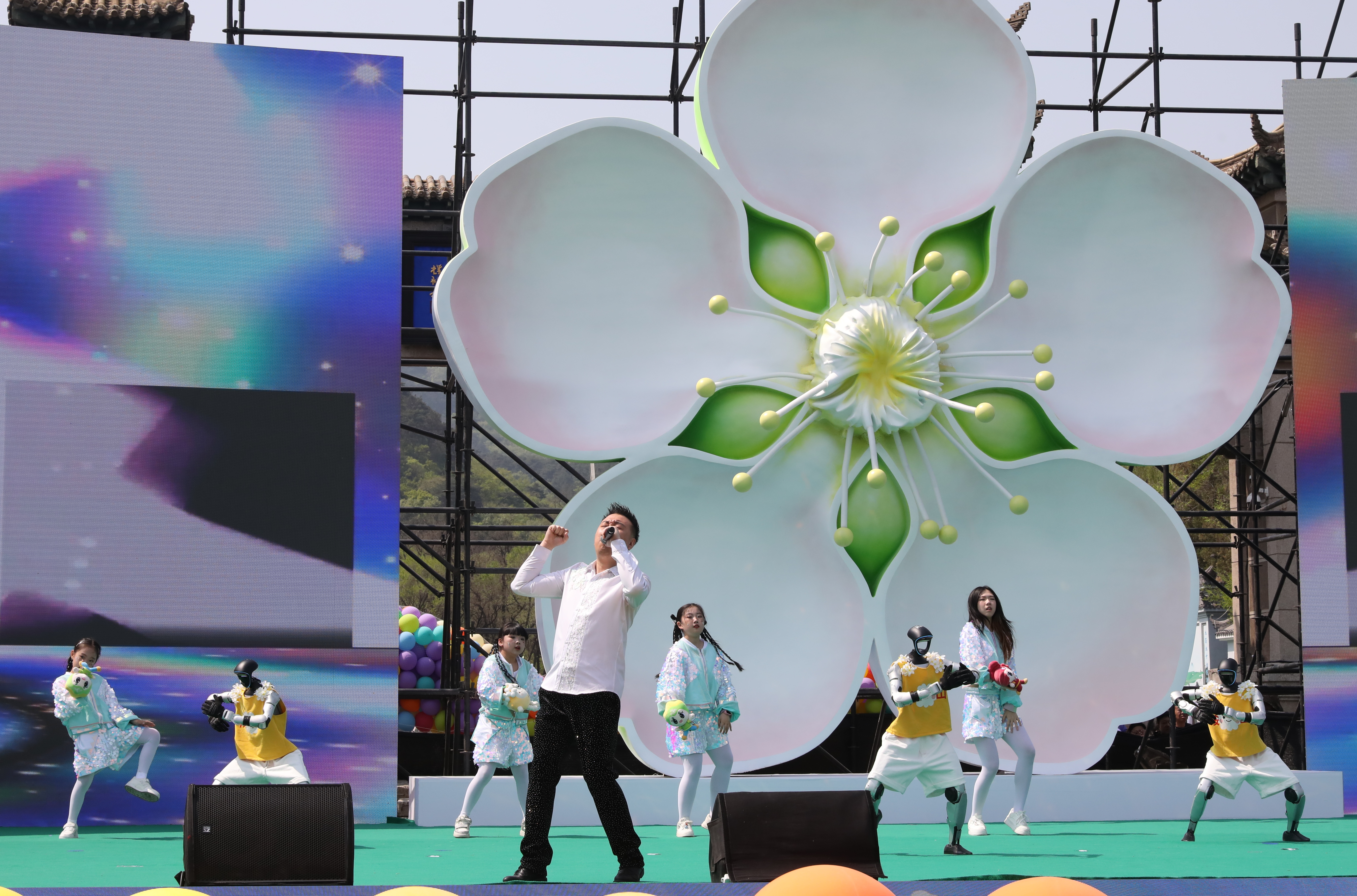 花满千山 智舞春风（宇树机器人舞蹈+街舞表演）。