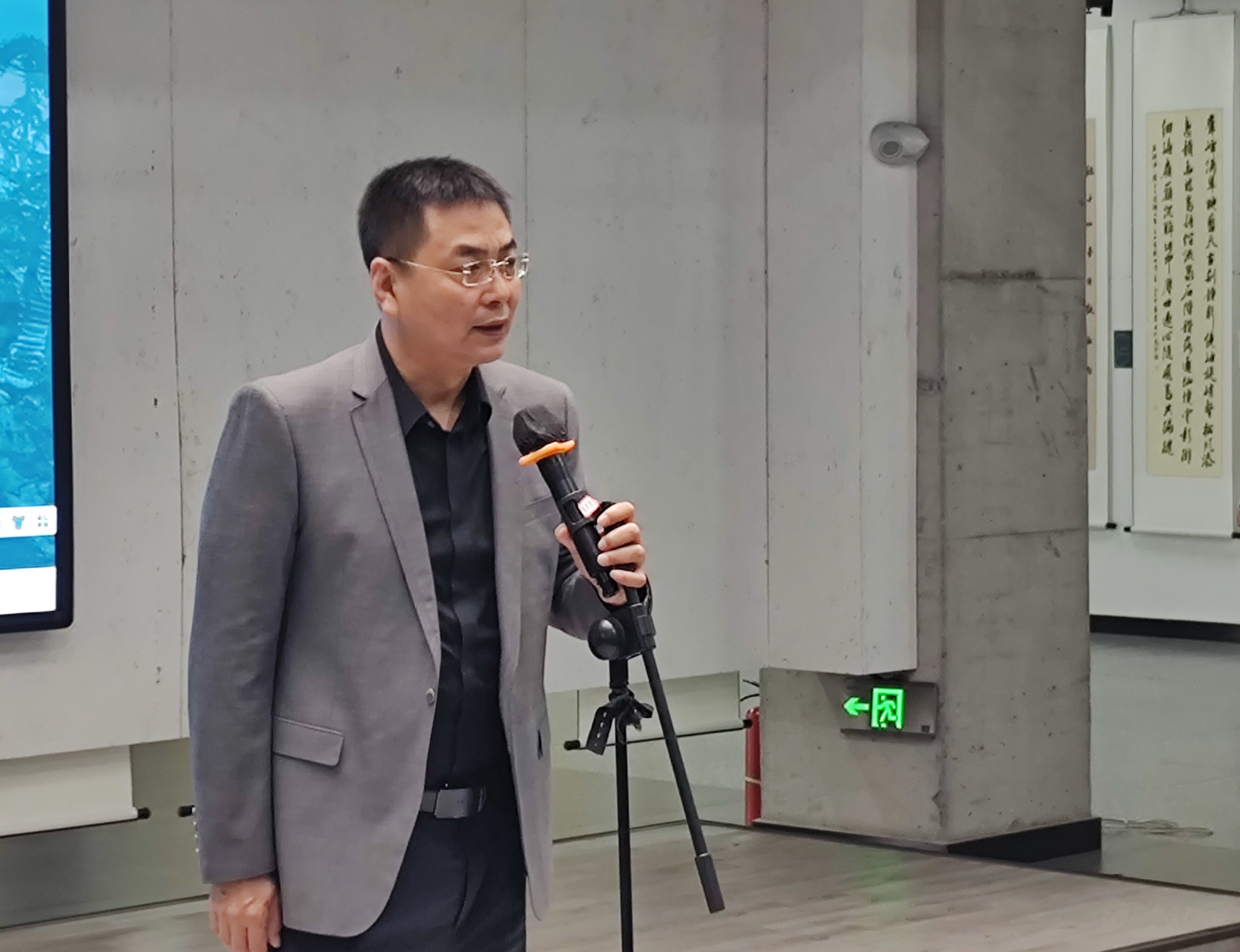 市文联主席侯宪诗宣布联展开幕。