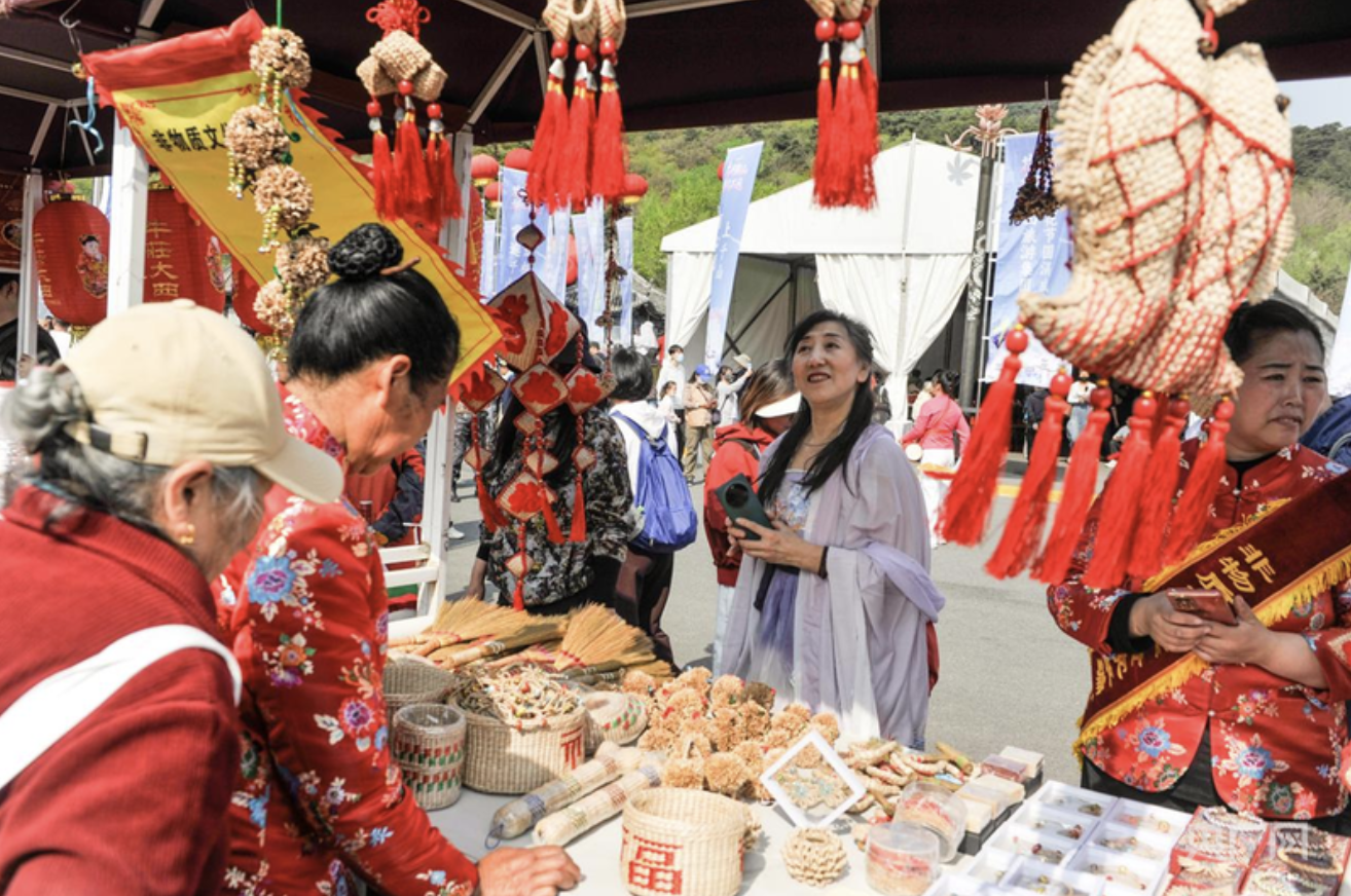 现场同时展出具有鞍山特色的产品及文创（央广网发 鞍山市委宣传部供图）