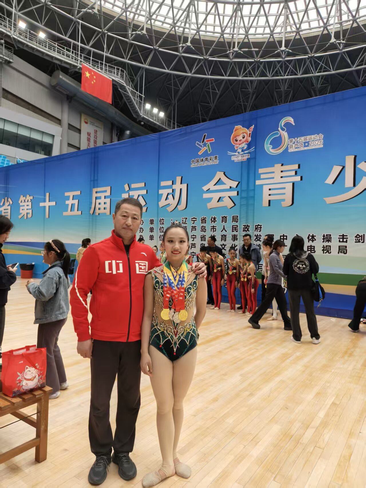 教练孔繁启与队员凌欣雨合影