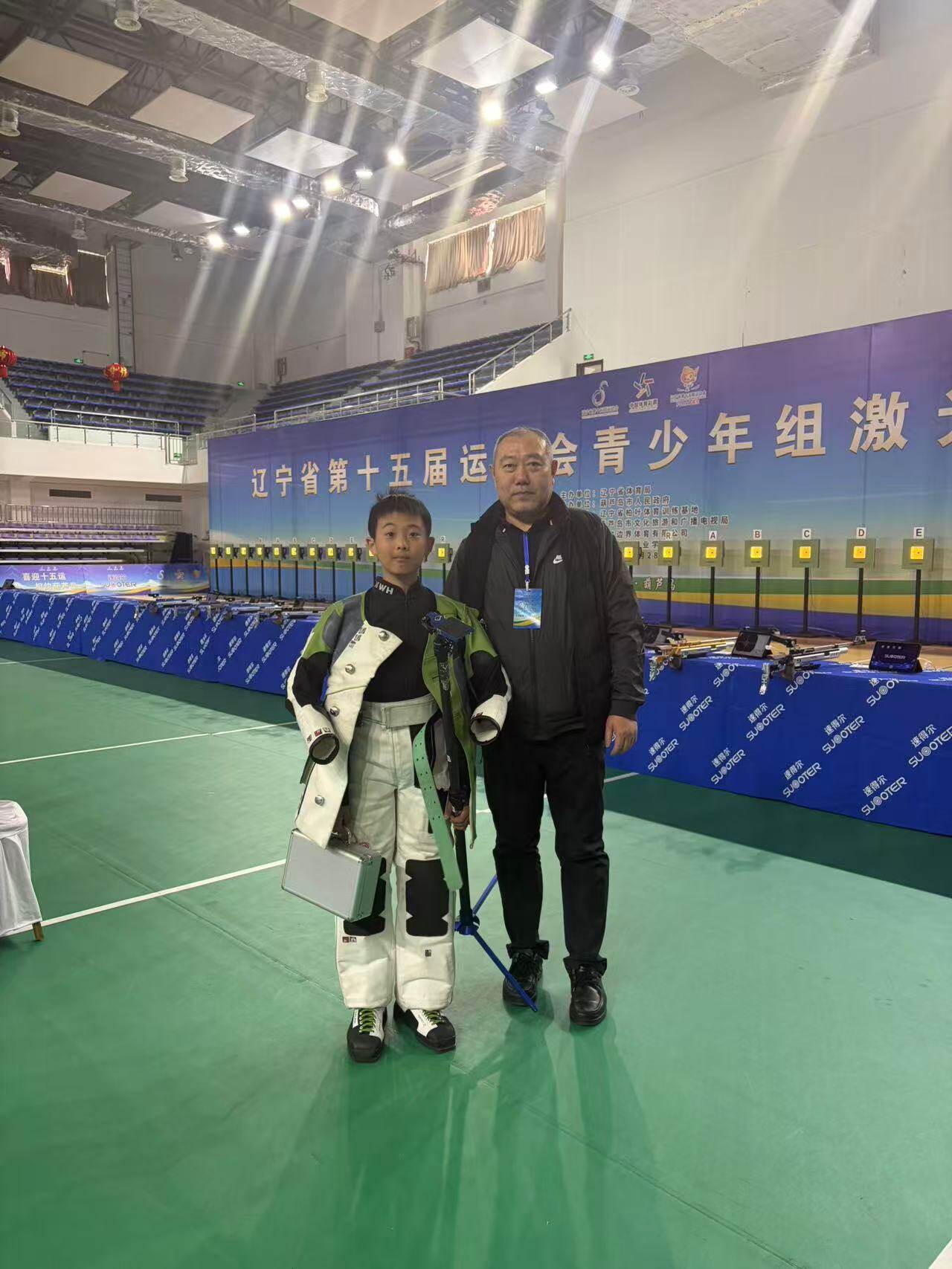 鞍山市军事体育学校步枪射击教练王殿革与队员合影