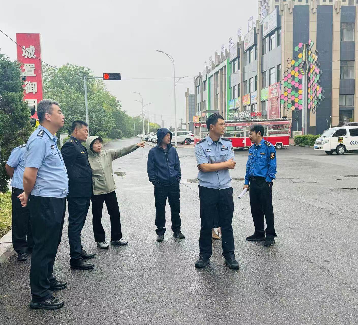 多部门现场办公。 多部门现场办公。