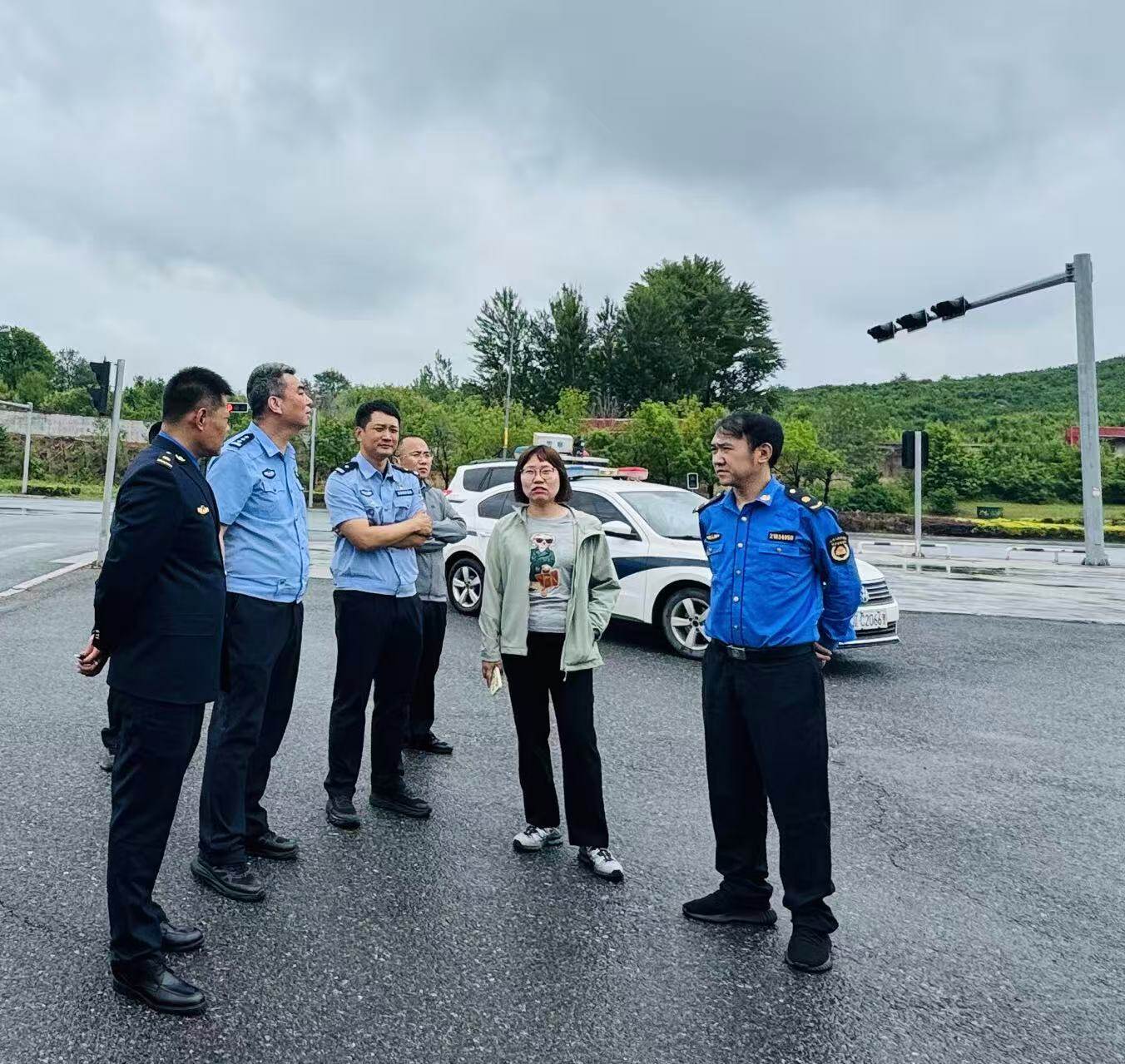 多部门现场办公。 多部门现场办公。
