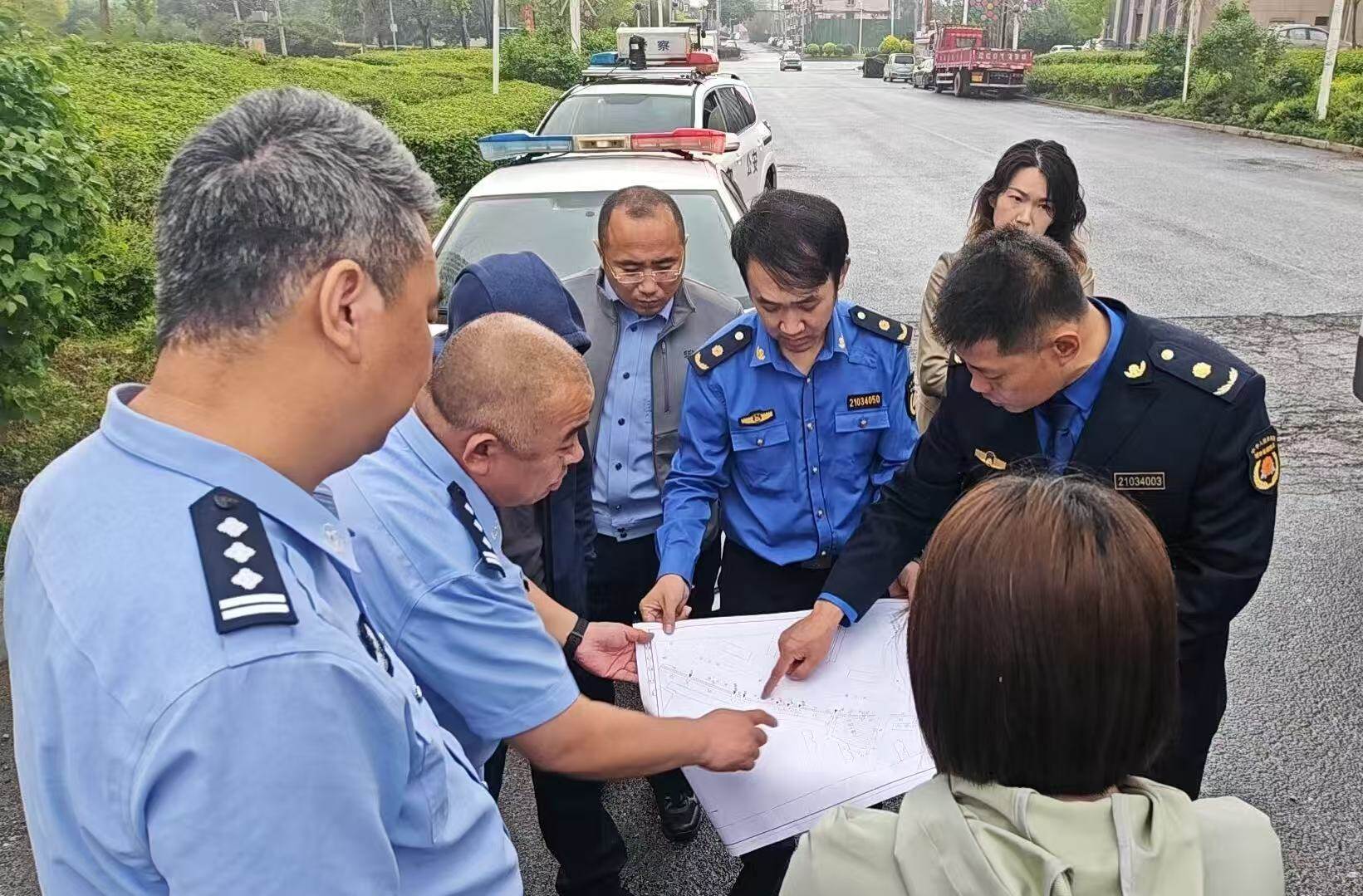 多部门现场办公。 多部门现场办公。