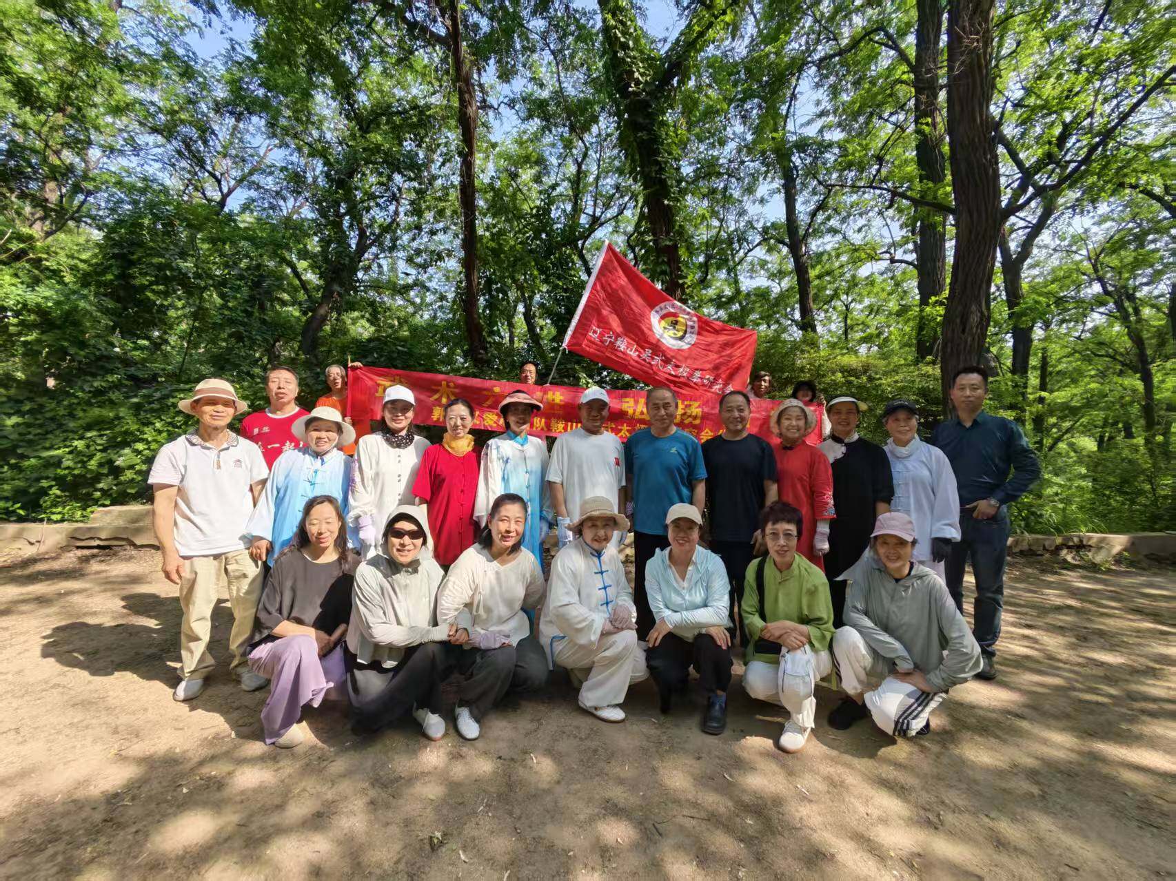 于秉安与太极拳习练者合影