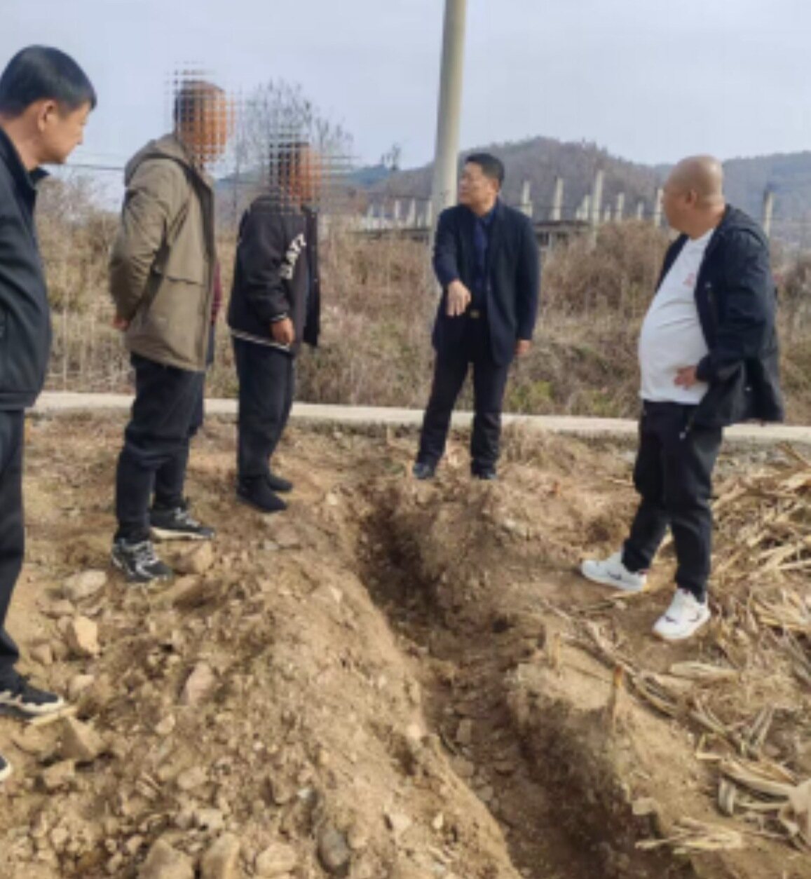调解员到田间地头化解矛盾