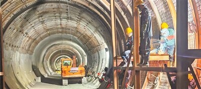 施工团队对“基石号”挖掘的隧道进行支护作业。 由继宏摄