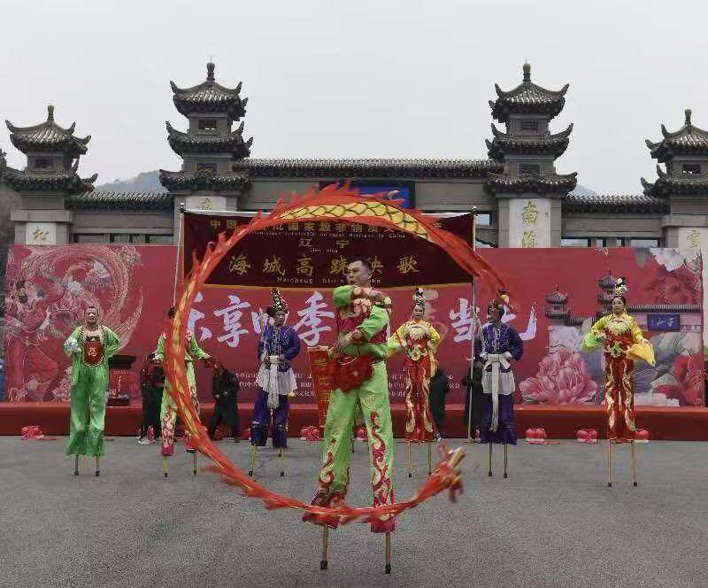 吕丽娜《高跷腾焰》
