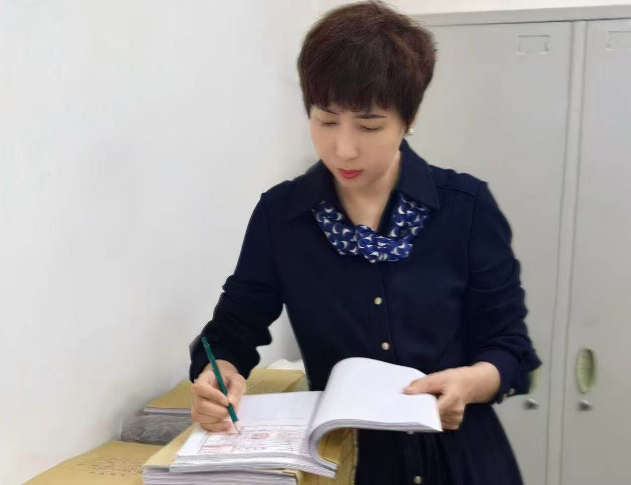 李菲。 李菲。