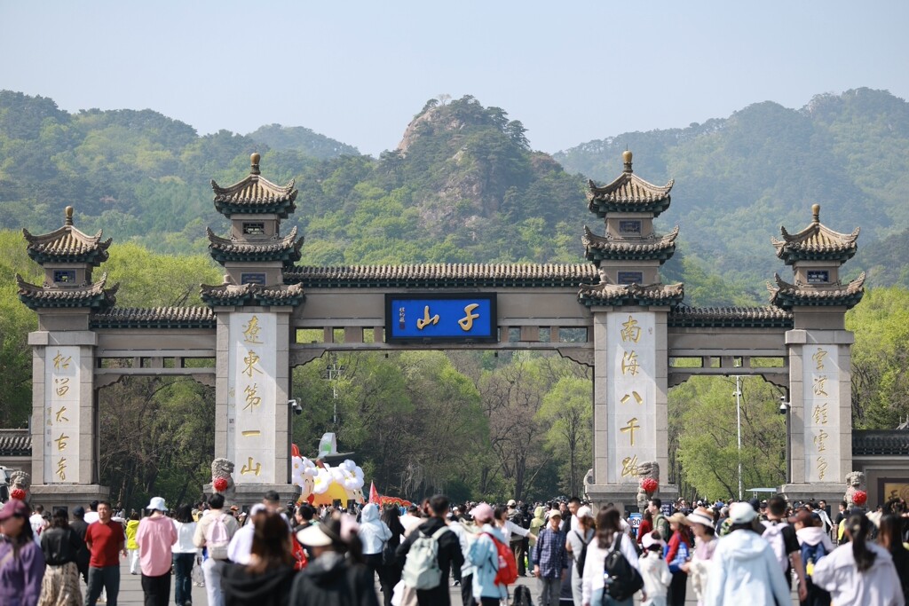 图为千山风景区门口络绎不绝的游客 图为千山风景区门口络绎不绝的游客