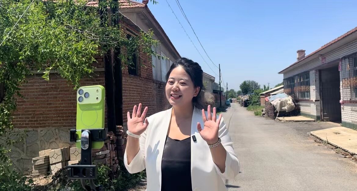 村支书拍摄日常。