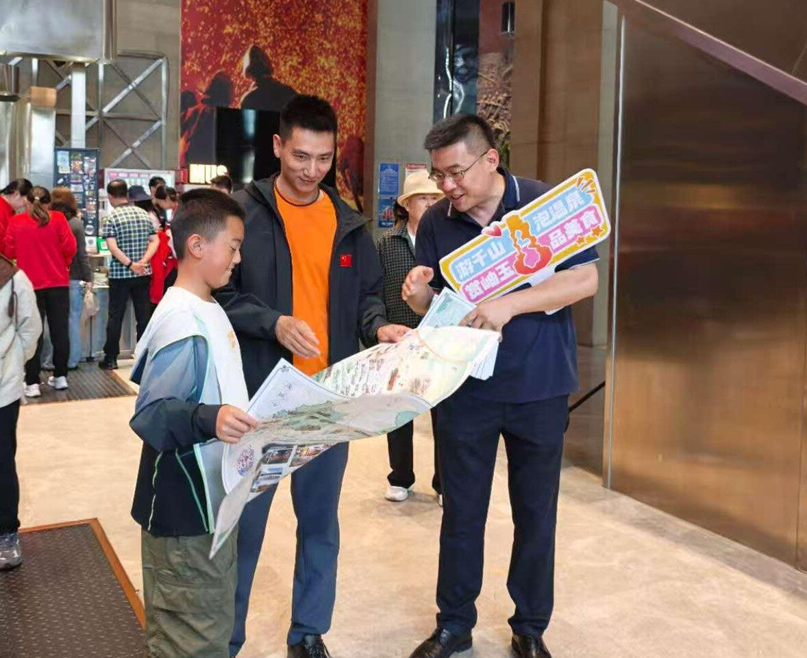 刘项（右一）。