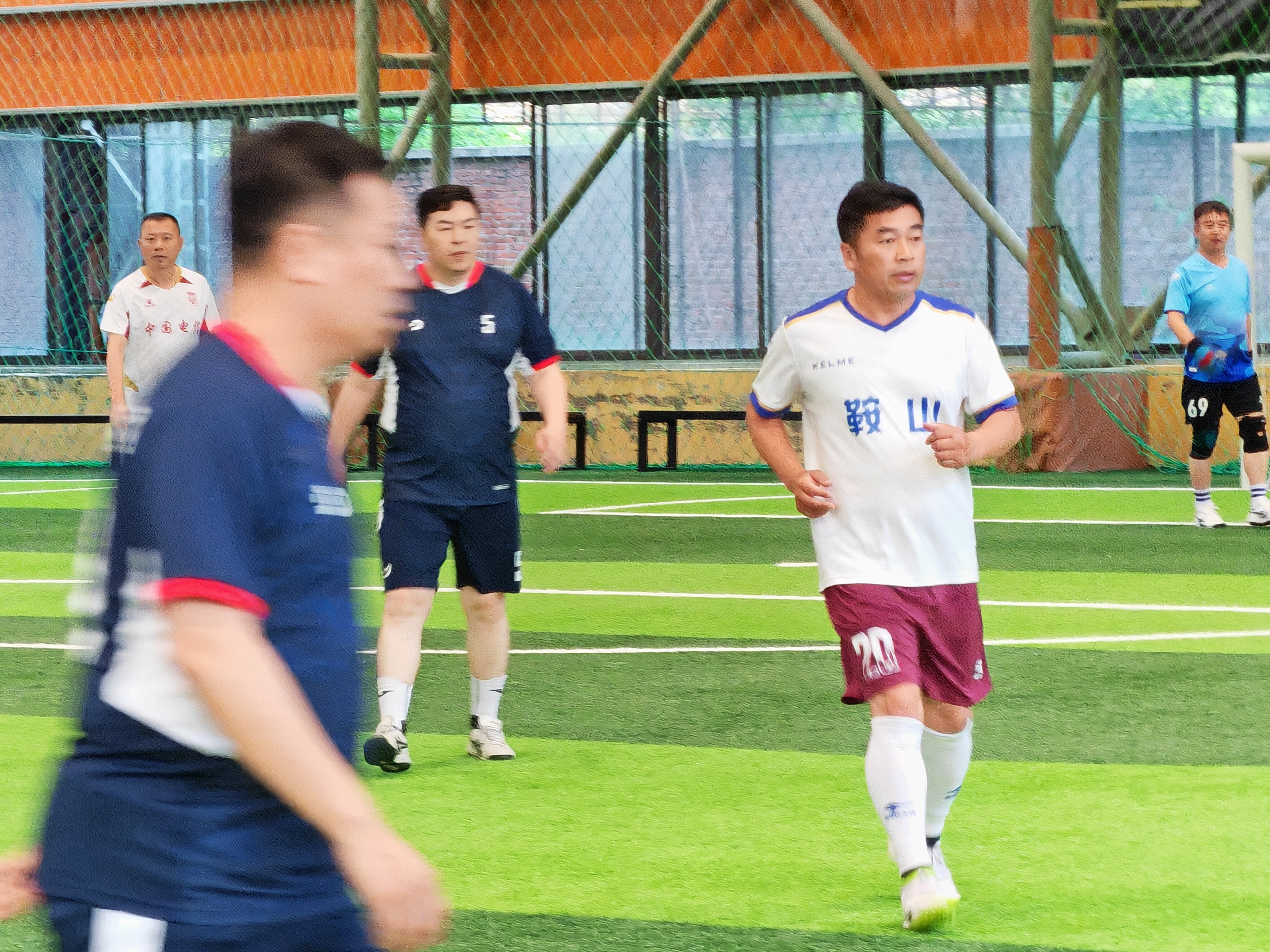 宋志国与球友们在室内足球馆一起踢球