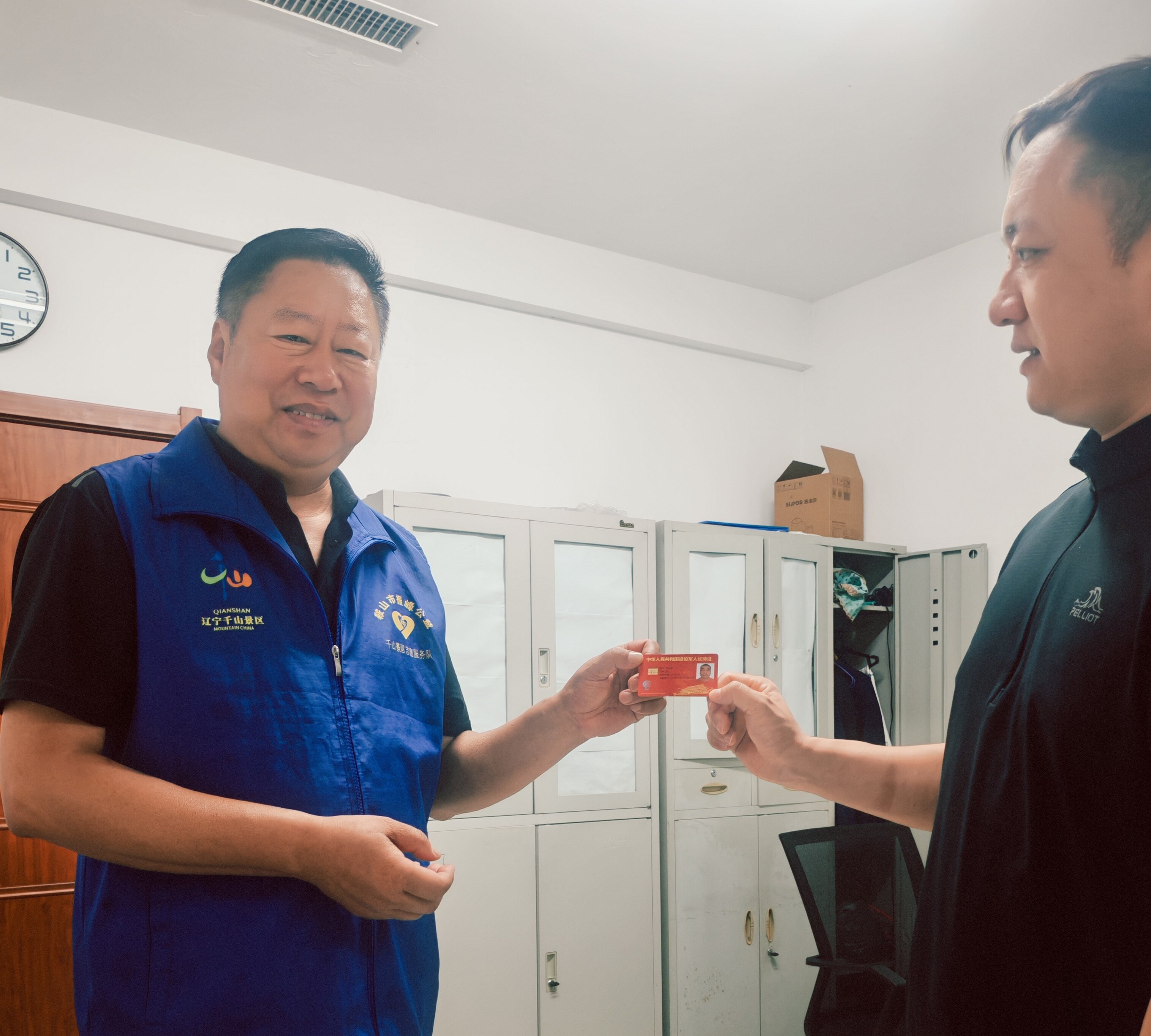 志愿者李春洪将取回的证件放到景区游客中心