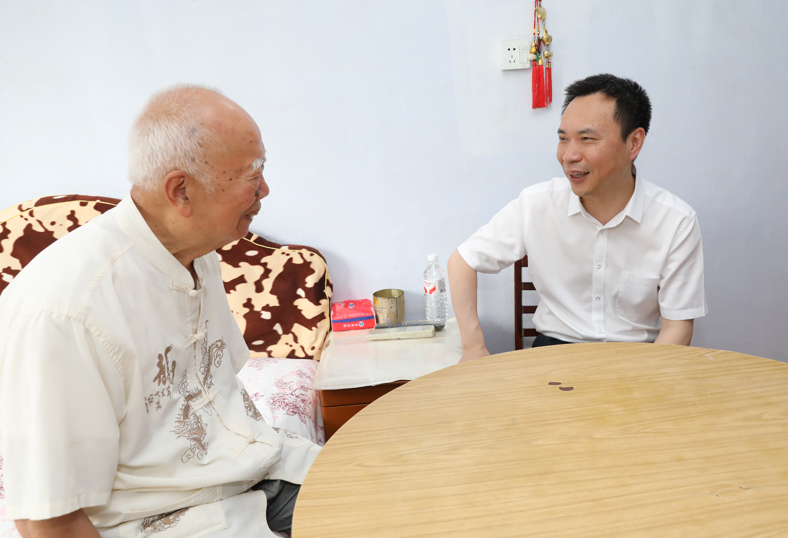 吴开华走访慰问老党员高长水。