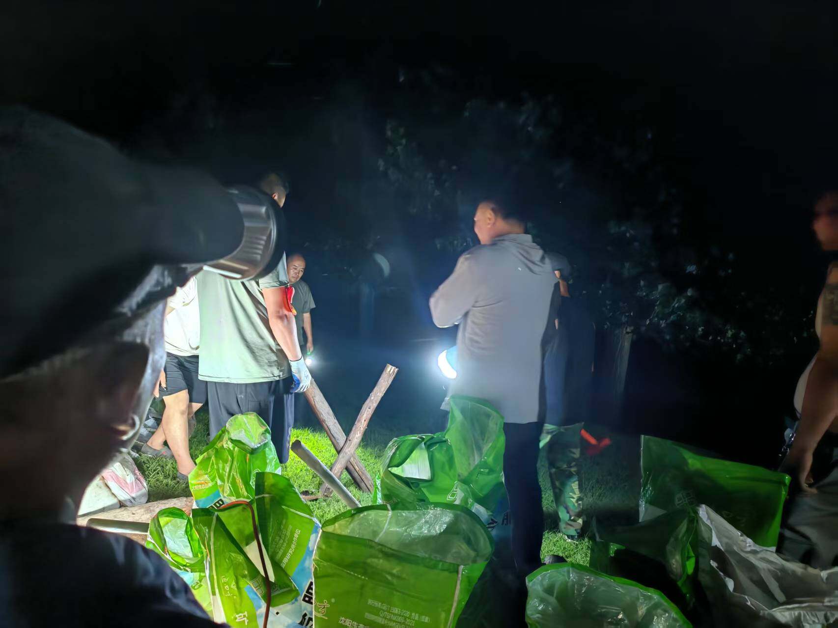 王天贺（中）和同事连夜处置险情。