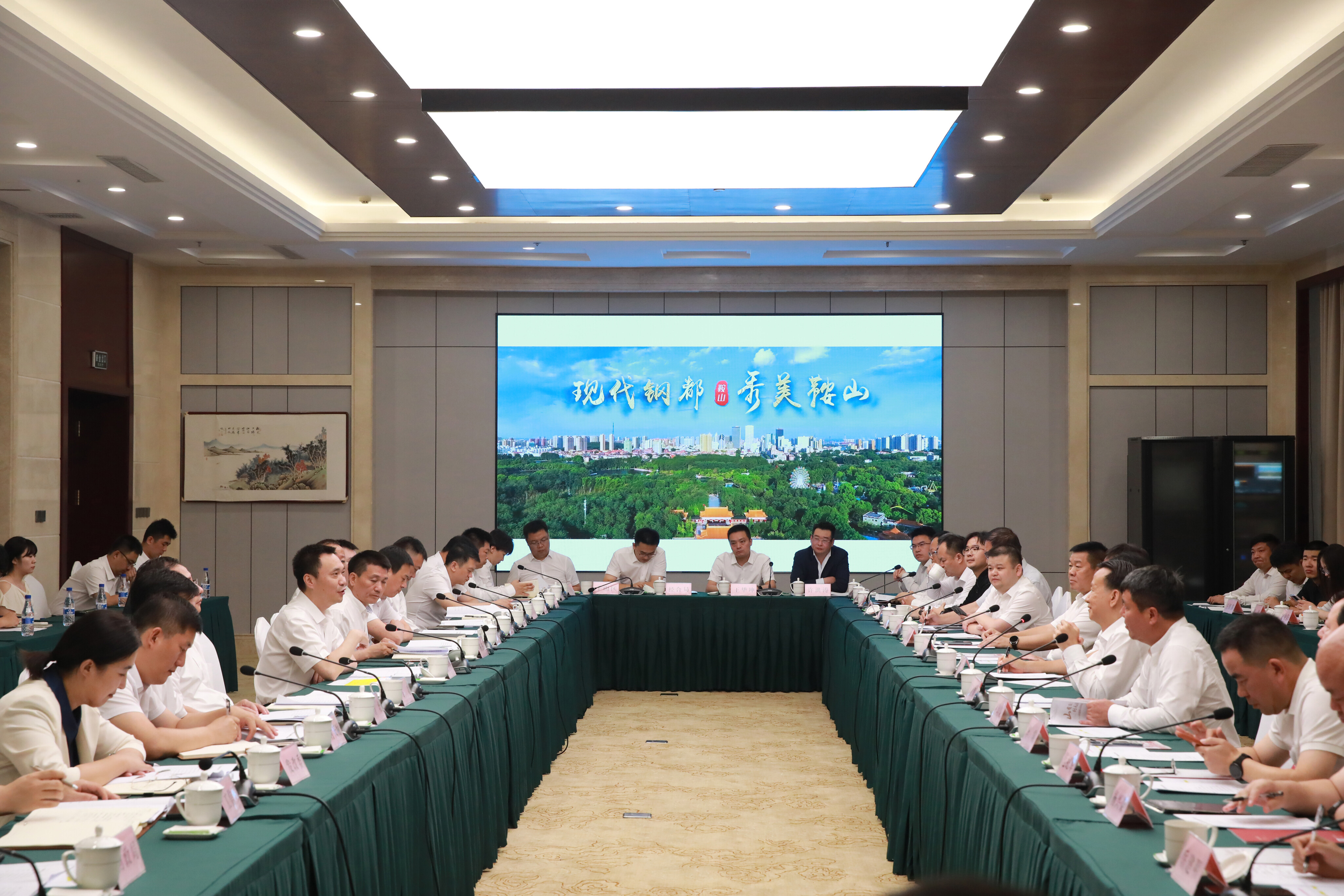 吴开华、杨济时会见上市公司投资考察团一行。 吴开华、杨济时会见上市公司投资考察团一行。