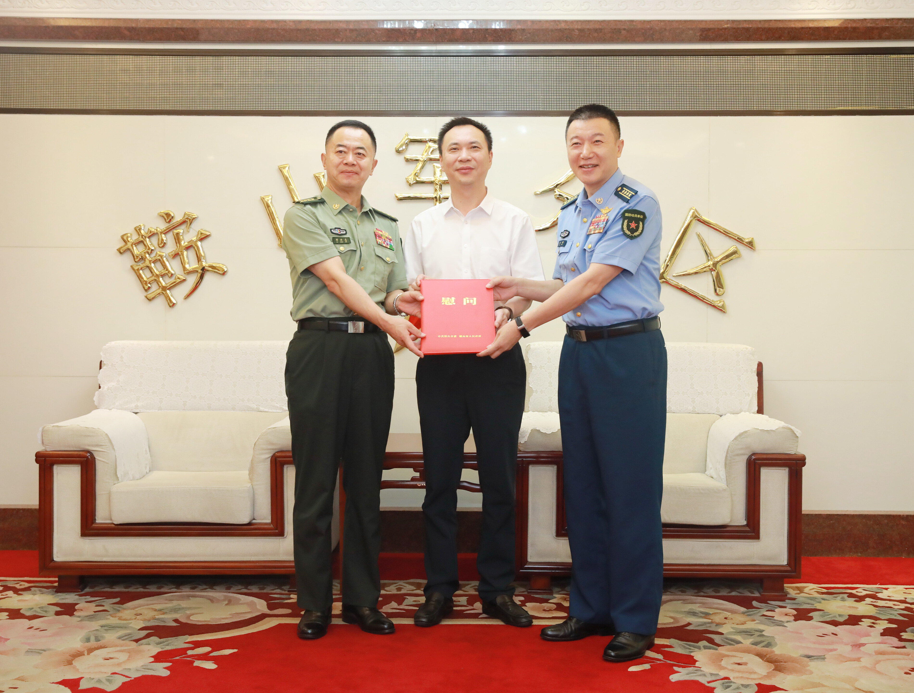 吴开华走访慰问驻鞍部队官兵。 吴开华走访慰问驻鞍部队官兵。