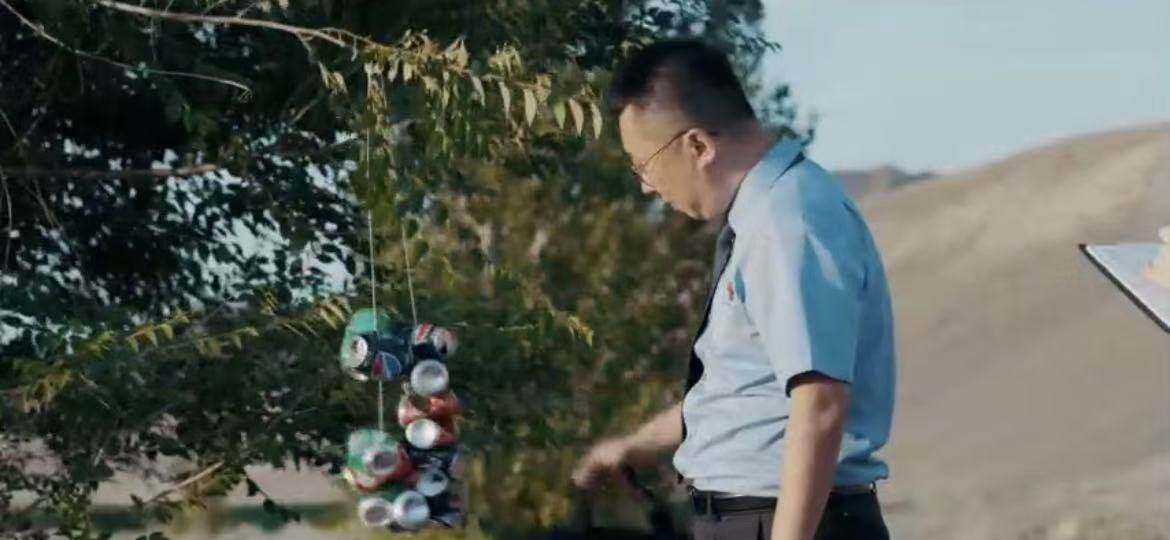 案发地附近一棵树上的风铃，给了原飞启示