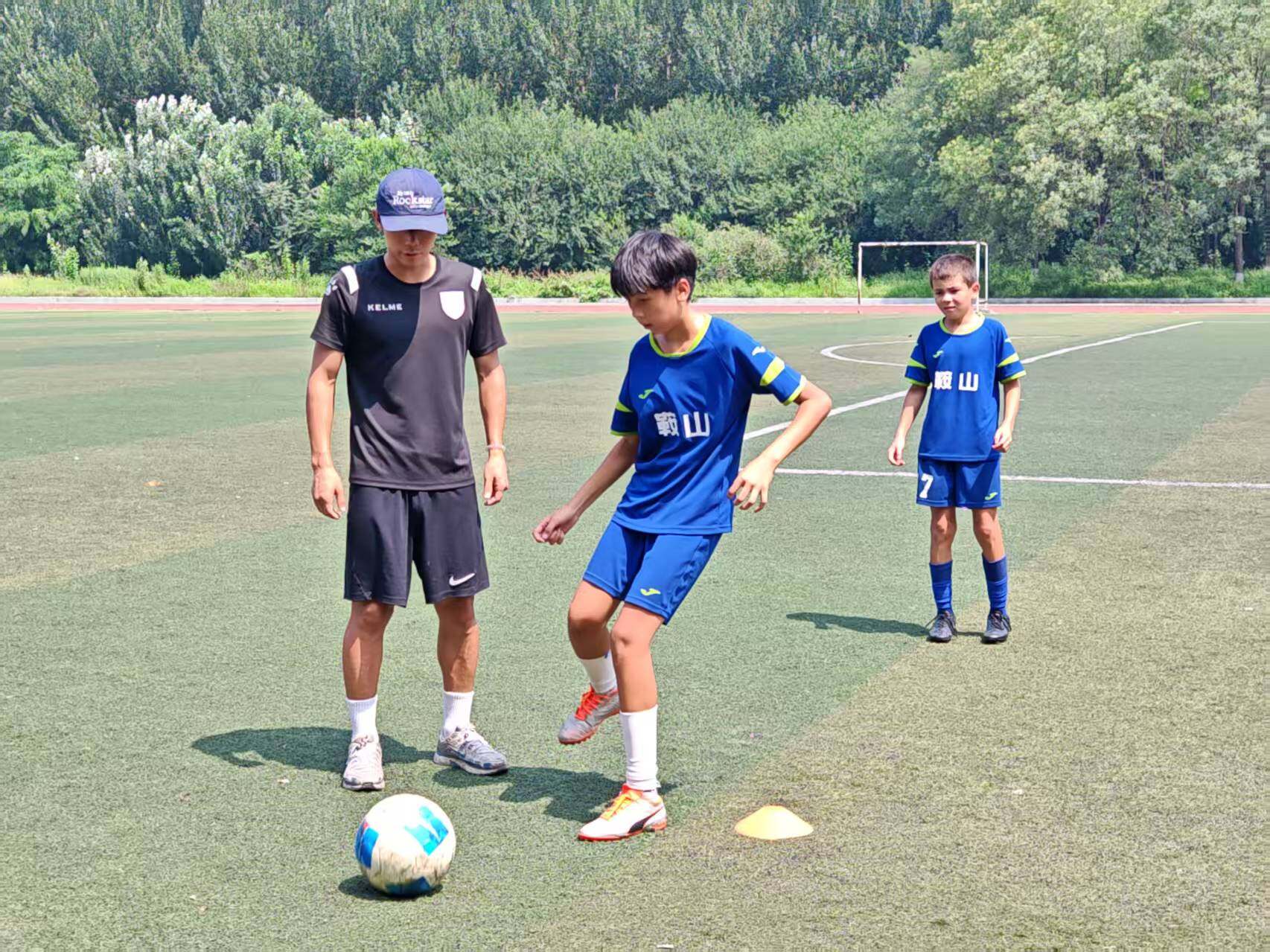 陈涛教练指导球员踢球动作