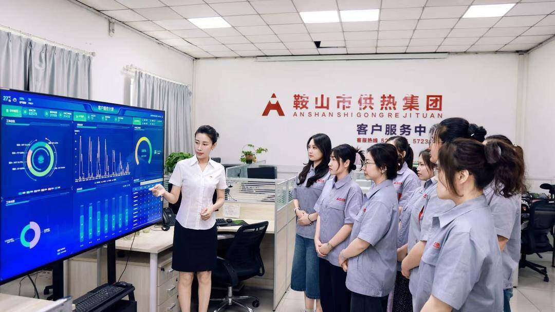 鞍山市供热集团客服中心开展业务学习。  鞍山市营商环境建设服务中心供图     