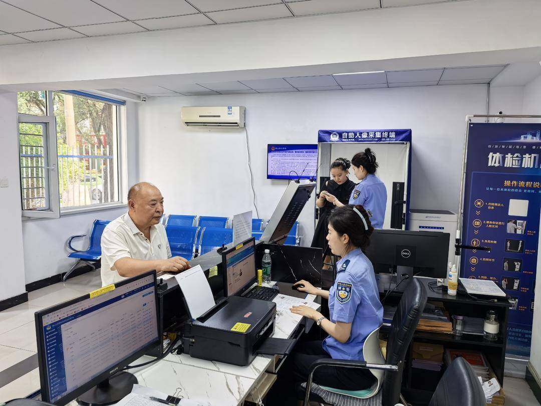 在鞍山市公安局立山分局友好派出所政务服务室，民辅警为群众办理业务。本报记者 李海 摄 