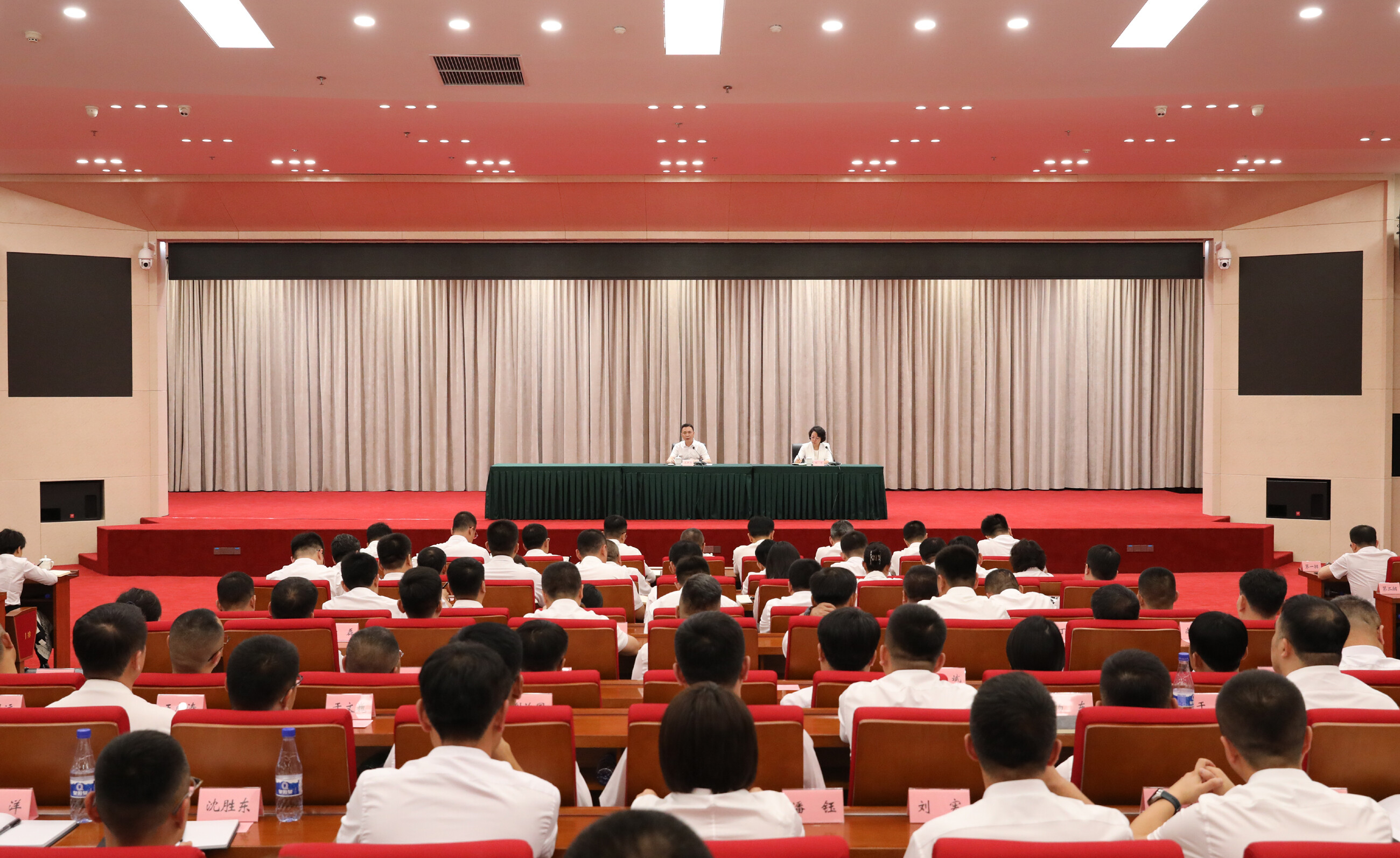 吴开华与新一届县(市、区)委常委、乡镇党政正职集体谈话。 吴开华与新一届县(市、区)委常委、乡镇党政正职集体谈话。