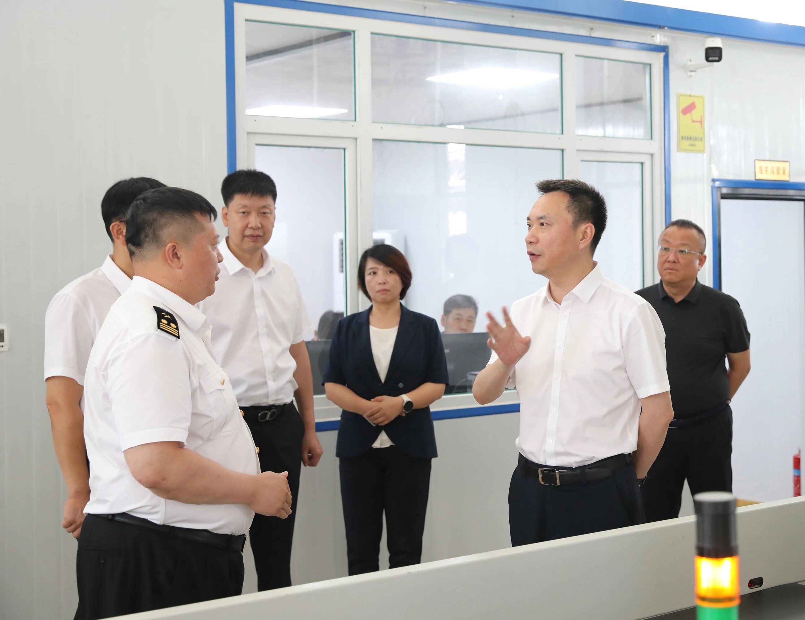 吴开华到鞍山跨境电商监管中心,实地察看监管场所规划建设、设施配套、功能布局等情况。 吴开华到鞍山跨境电商监管中心,实地察看监管场所规划建设、设施配套、功能布局等情况。