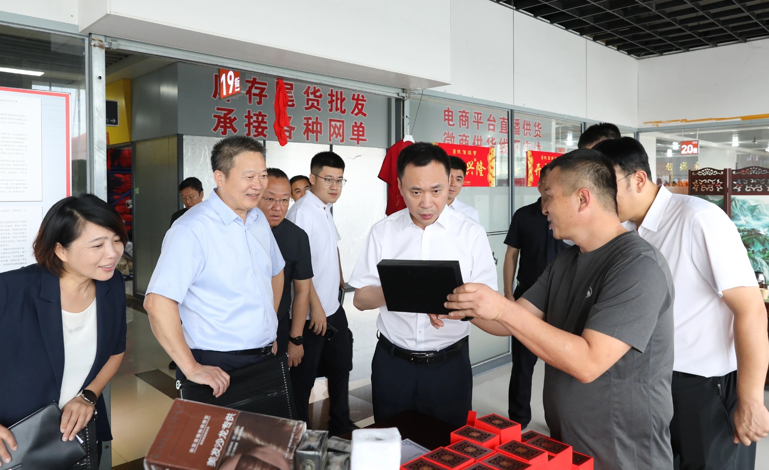 吴开华深入西柳义乌小商品城“超值好货”市场,与市场管理方、入驻商户深入交流。 吴开华深入西柳义乌小商品城“超值好货”市场,与市场管理方、入驻商户深入交流。