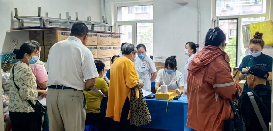 开展免费体检、全程采集血样、运输标本等现场调查工作。